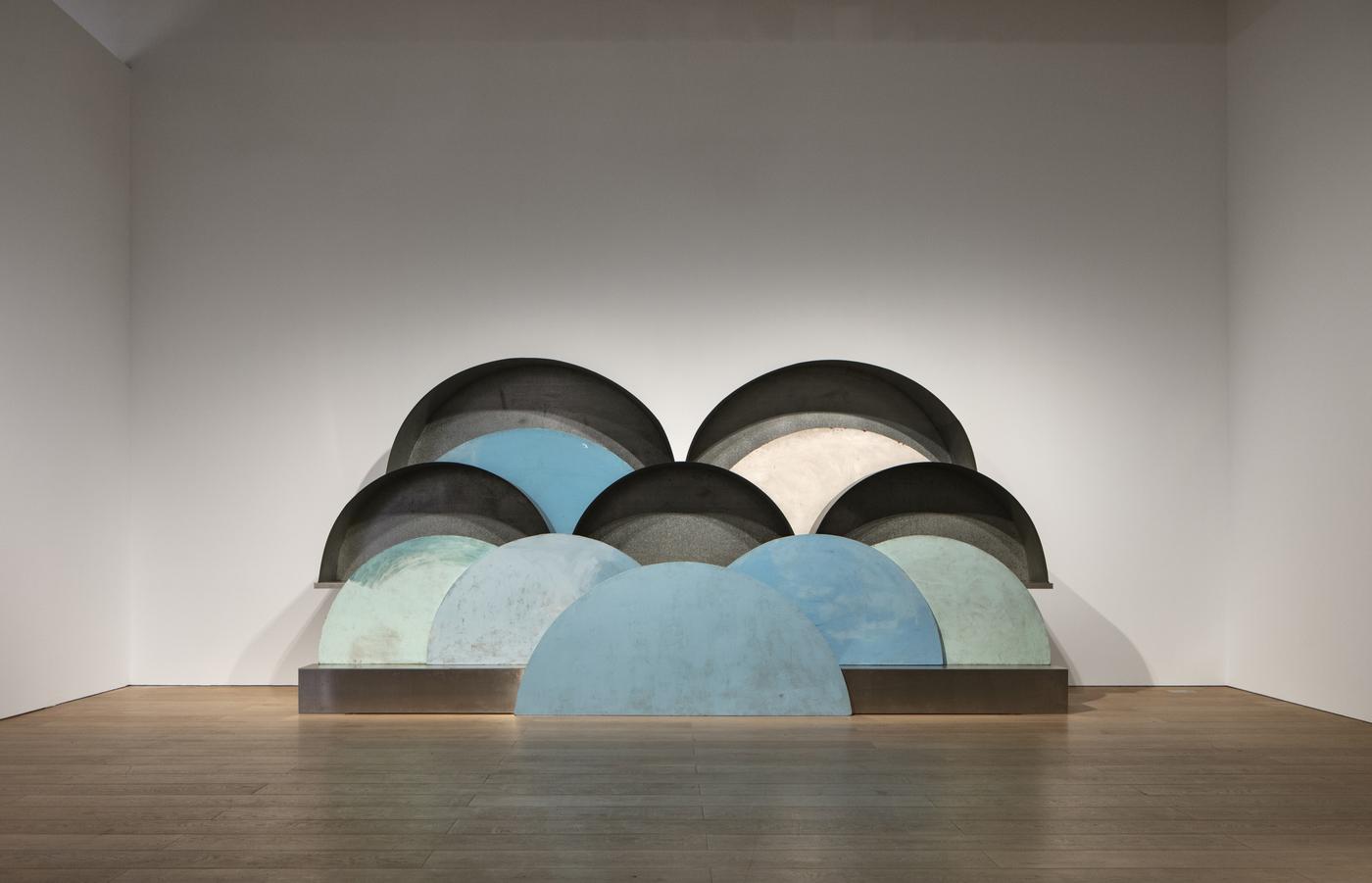 Louise Bourgeois, Clouds and Caverns, 1982–1989, metal et bois, 274.3 x 553.7 x 182.9 cm.L’œuvre dans l’exposition « Louise Bourgeois: I have been to hell and back. And let me tell you it was wonderful » au Mori Art Museum à Tokyo jusqu’au 19 janvier 2025.