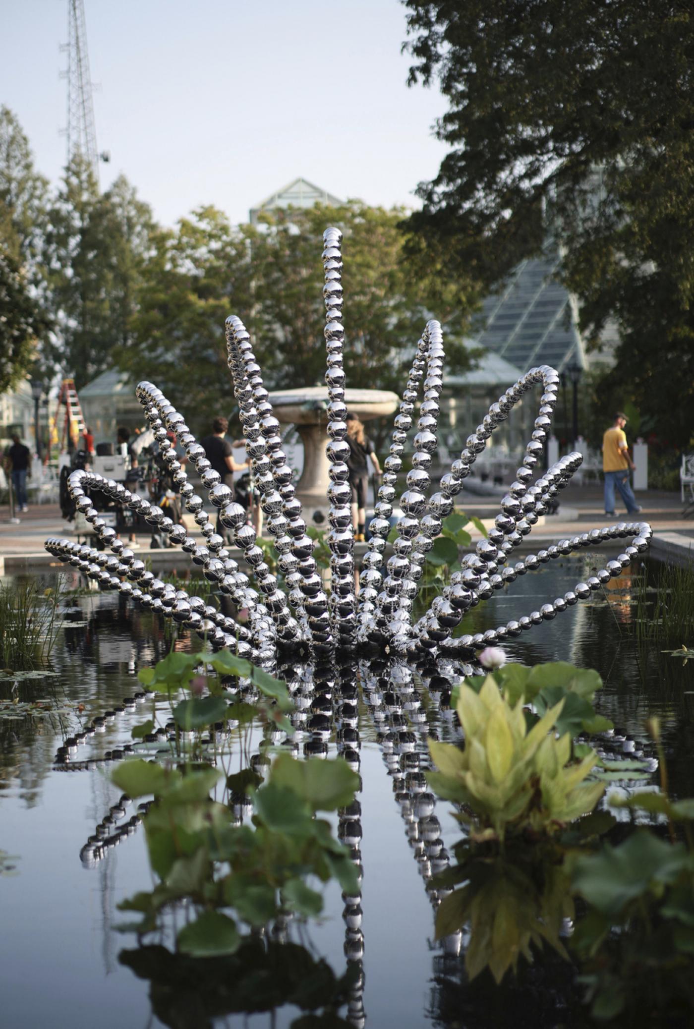 Une sculpture de Jean-Michel Othoniel lors de la présentation de J’adore par Dior aux jardins botaniques de Brooklyn à New York en 2023.