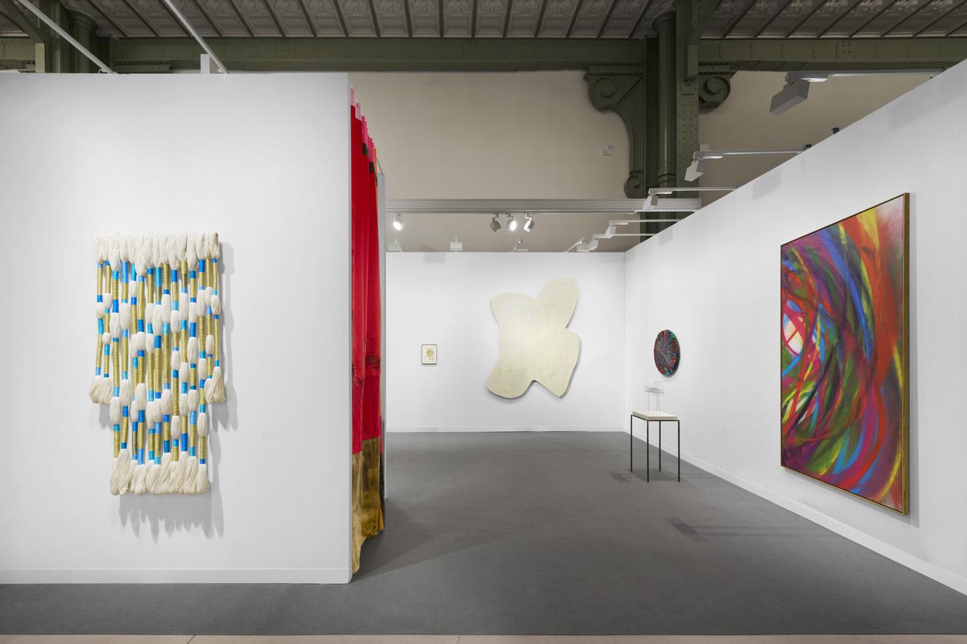 Stand de la galerie Rosemarie Schwarzwälder, Art Basel Paris 2024. POUR L&amp;#039;OEUVRE A GAUCHE en croppant : Sheila Hicks, Passageway to Paradise, 2024, lin et coton.