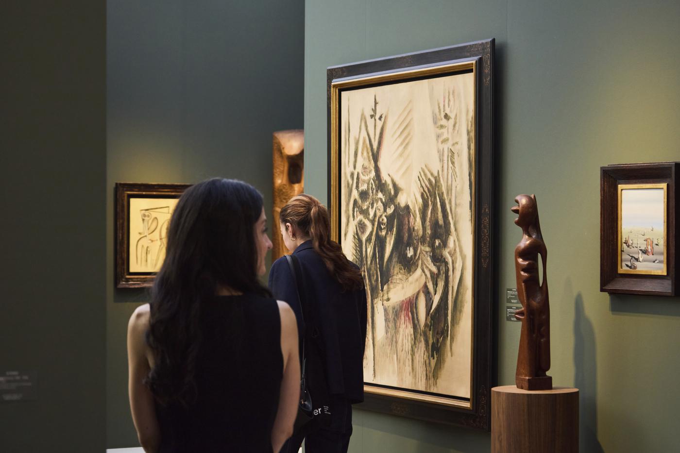 Stand de la galerie Di Donna avec vue de la sculpture d&amp;#039;Agustín Cárdenas, la Vierge à l&amp;#039;enfant (1956).