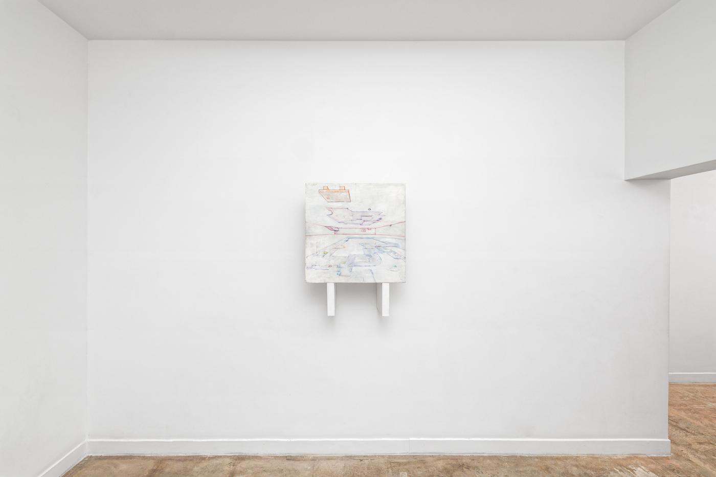 Ernesto Sartori, Trantorizzato C04L118, 2024, feutre, stylo et gesso sur bois, 60 x 60 x 5 cm. Vue d’exposition « Scaffalando », mai-juillet 2024, galerie Marcelle Alix, Paris.