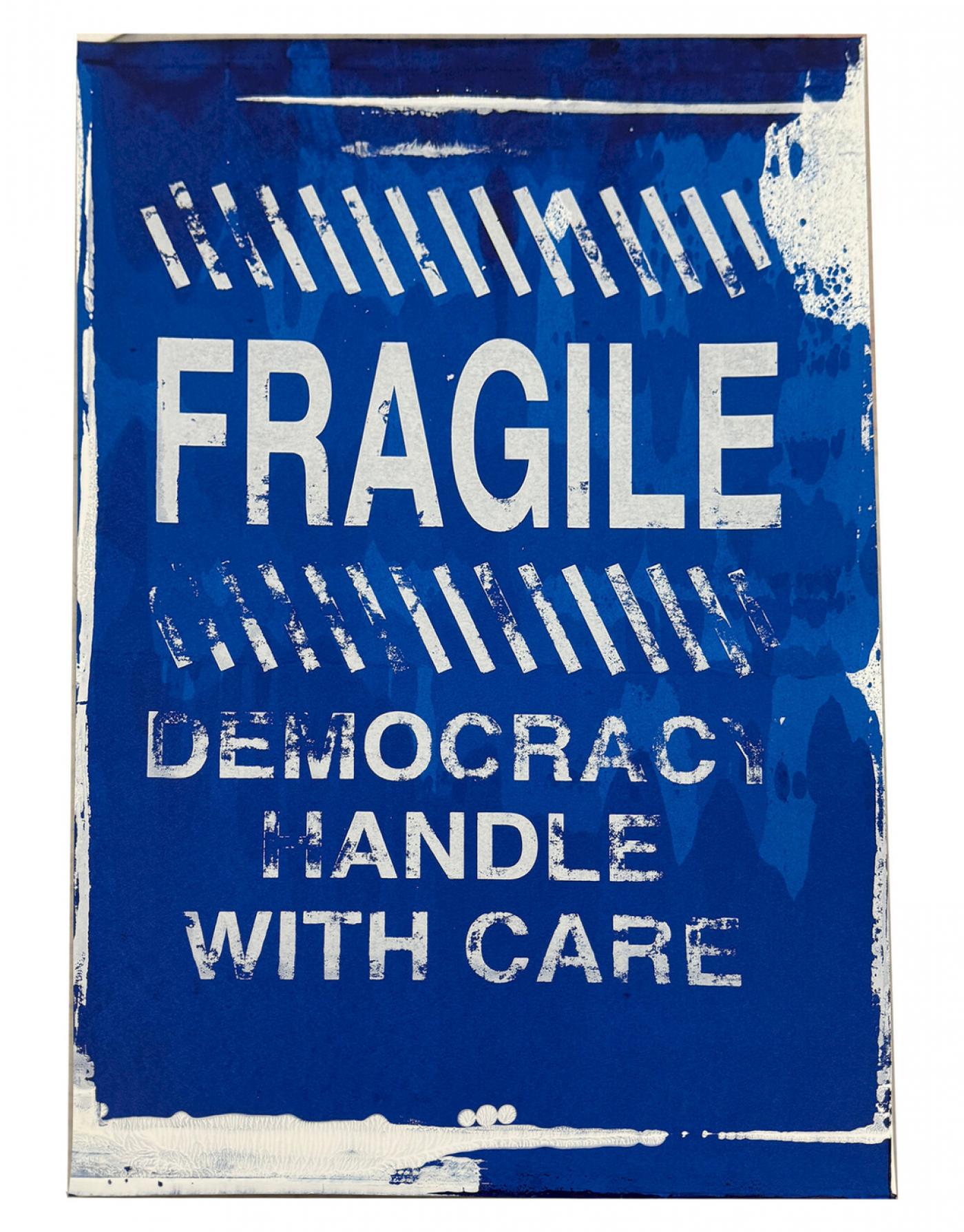 Hank Willis Thomas, Fragile, Democracy, Handle with Care, 2024, sérigraphie sur papier, 104,1 × 67,3 × 3,8 cm. Mise aux enchères dans le cadre de la vente "Artists for Kamala".