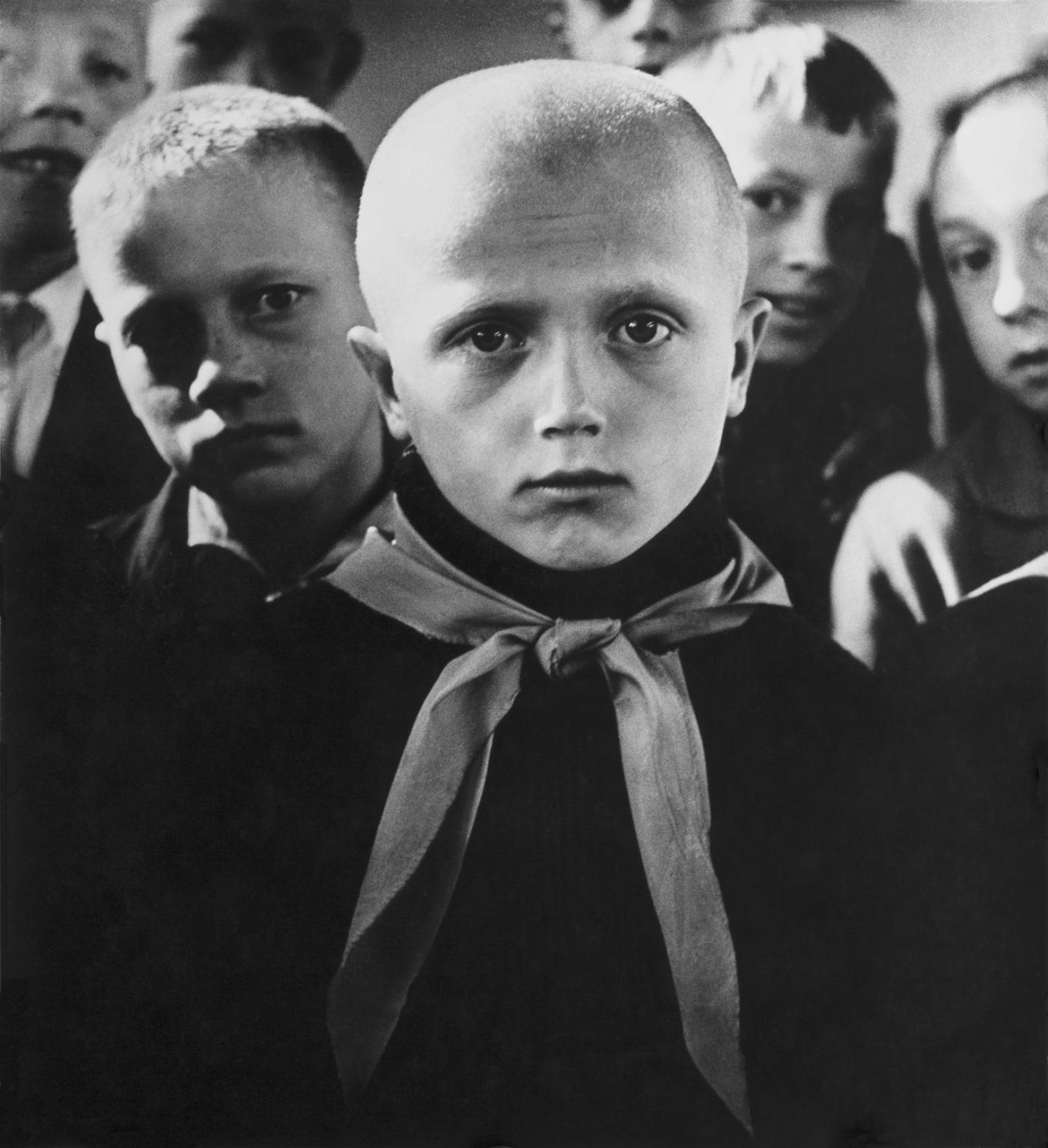 Antanas Sutkus, "Pionnier. Ignalina" de la série "People Of Lithuania", 1964.Dans l&amp;#039;exposition « The Forms of Things, The Forms of Skulls, Forms of Love » photographie lituanienneà Paris Photo.