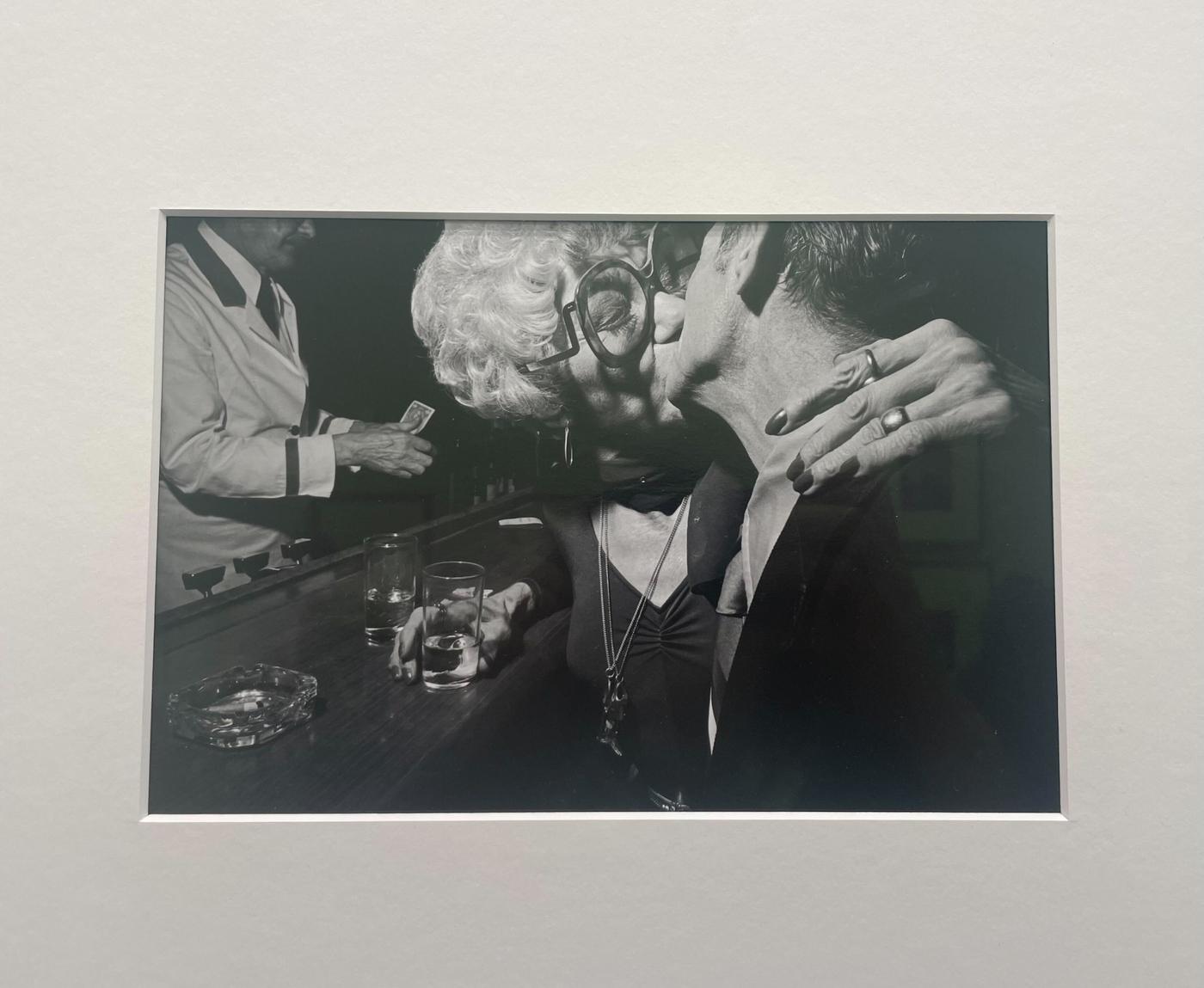 Mary Ellen Mark, Kissing in a bar, 1977. Galerie Howard Greenberg, Paris Photo 2024.