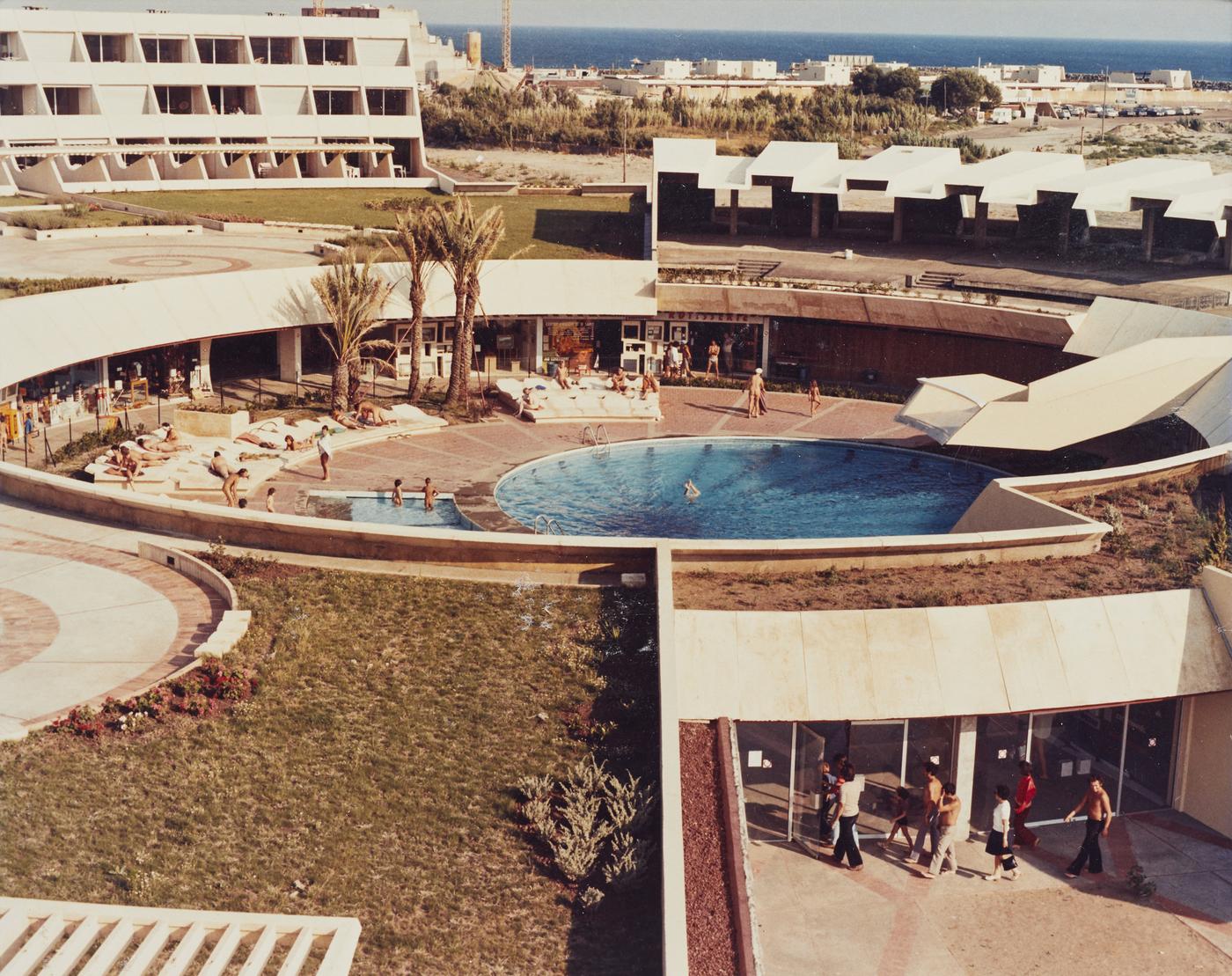 Paul Oltra, Bâtiment nouveau avec piscine au centre, Port Ambonne, Centre helio-marin Oltra, entre 1968 et 1971.