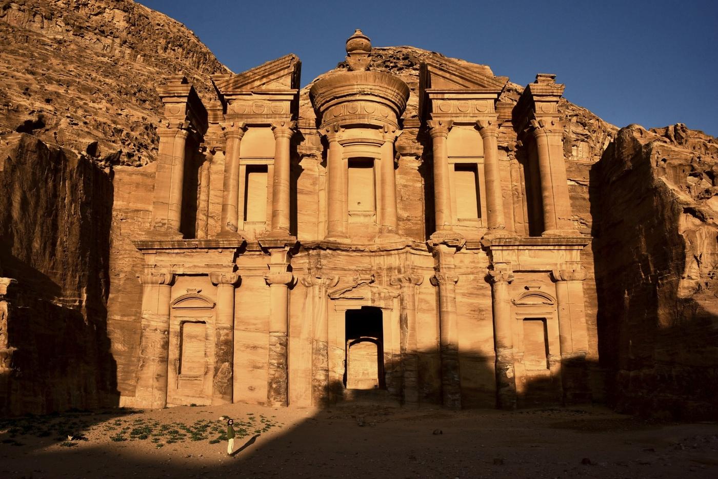 Mise au jour d'un tombeau exceptionnel à Pétra, sous le temple du Trésor