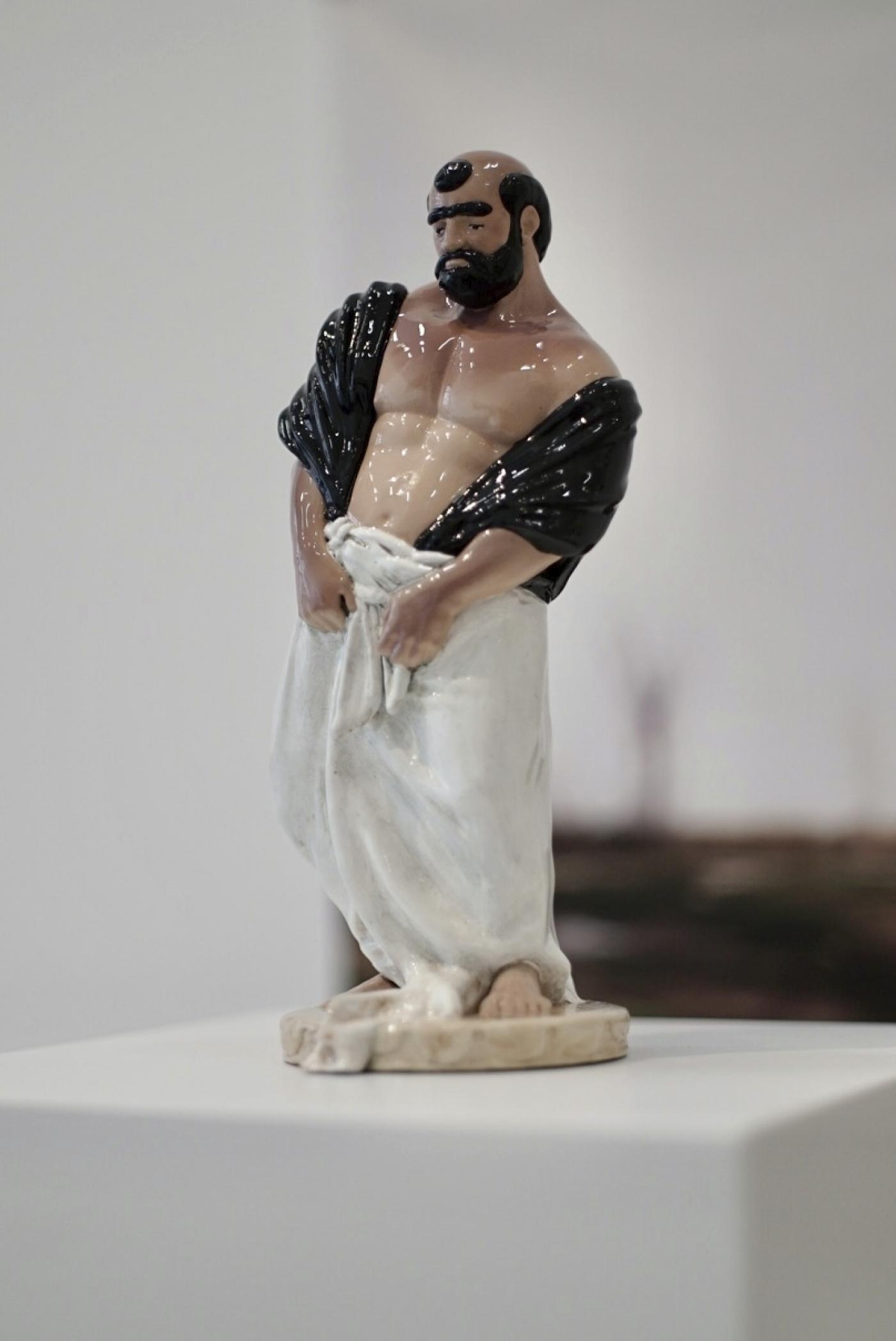 Mohamad Abdouni, "The Villager", 2024, porcelaine, peinte à la main par l&amp;#039;artiste, 20 x 7 cm.