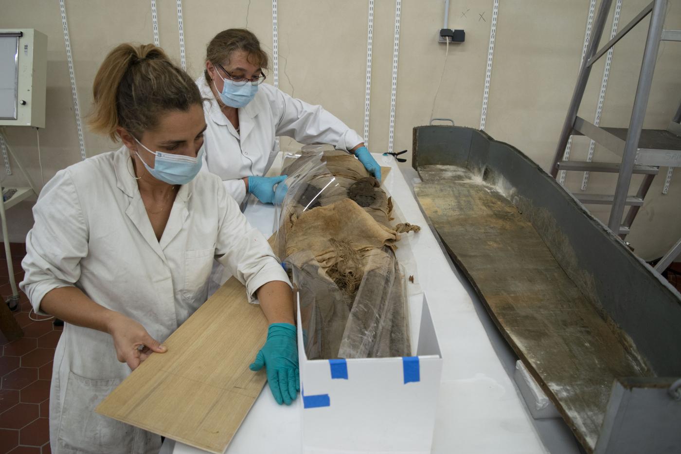 Dépose hors de sa vitrine du XIXe de la momie de Setjaimengaou du musée de Picardie d&amp;#039;Amiens en collaboration avec Patricia Dal Prà, restauratrice de textile dans les ateliers du C2RMF à Versailles en 2022.