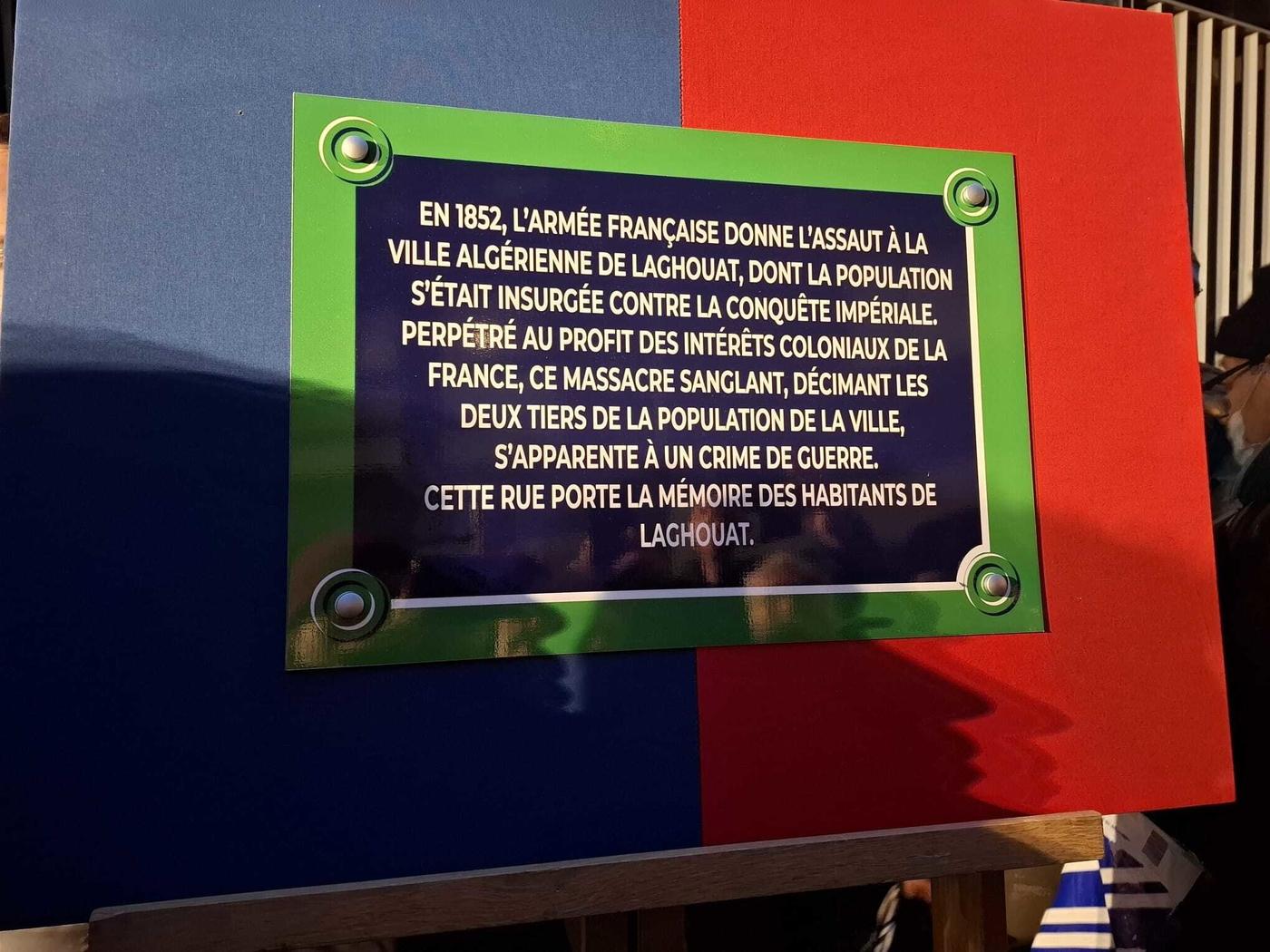 La plaque de la rue de Laghouat dans le 18ème arrondissement à Paris inaugurée le 4 décembre 2024.