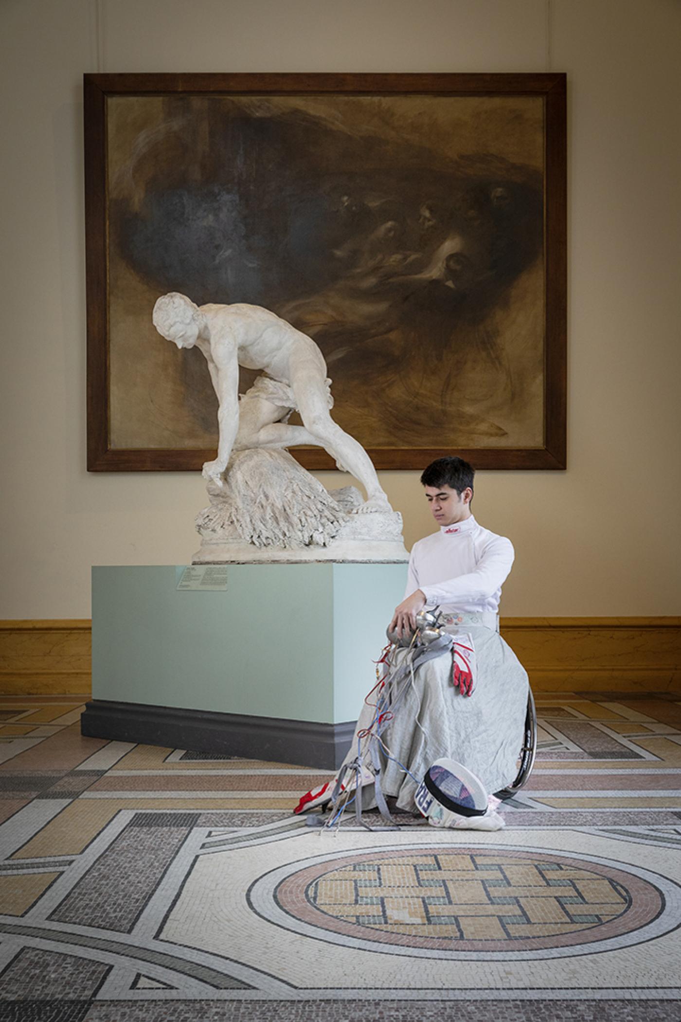 L&amp;#039;athlète Gaëtan Charlot devant "Le Botteleur " de Jacques Perrin (1886) dans le cadre de l’exposition "Le Corps en mouvement" au Petit Palais.