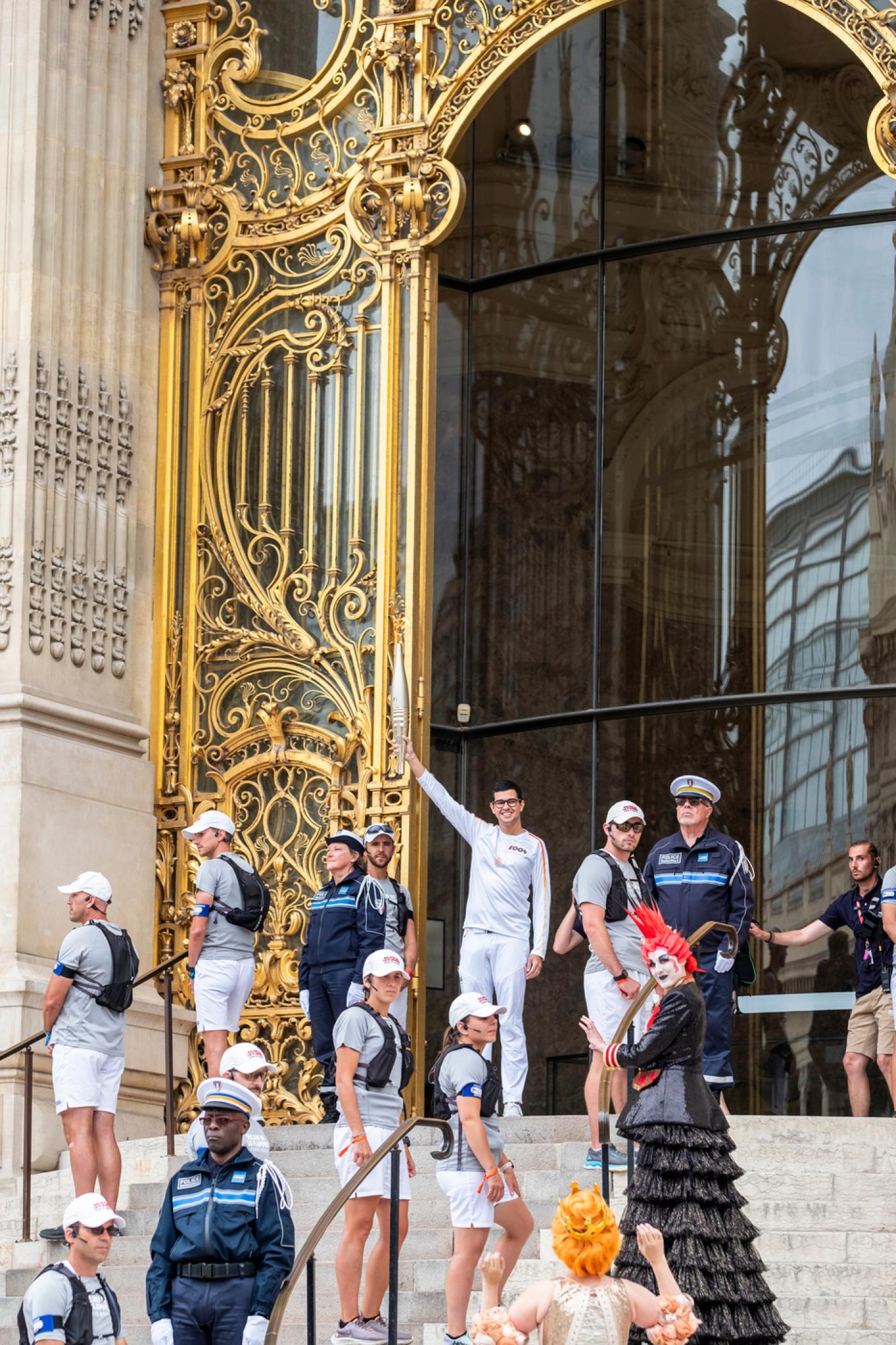 Relais de la flamme olympique au  Petit Palais le 14 juillet 2024.