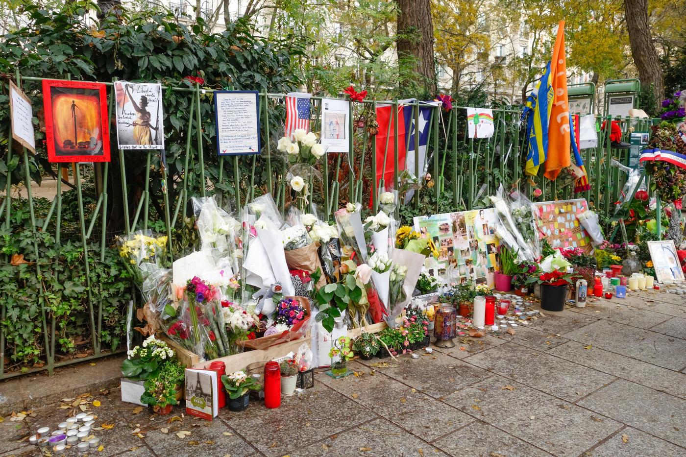 Un hommage spontané aux victimes de l’attentat du Bataclan le 13 novembre 2015 à Paris.