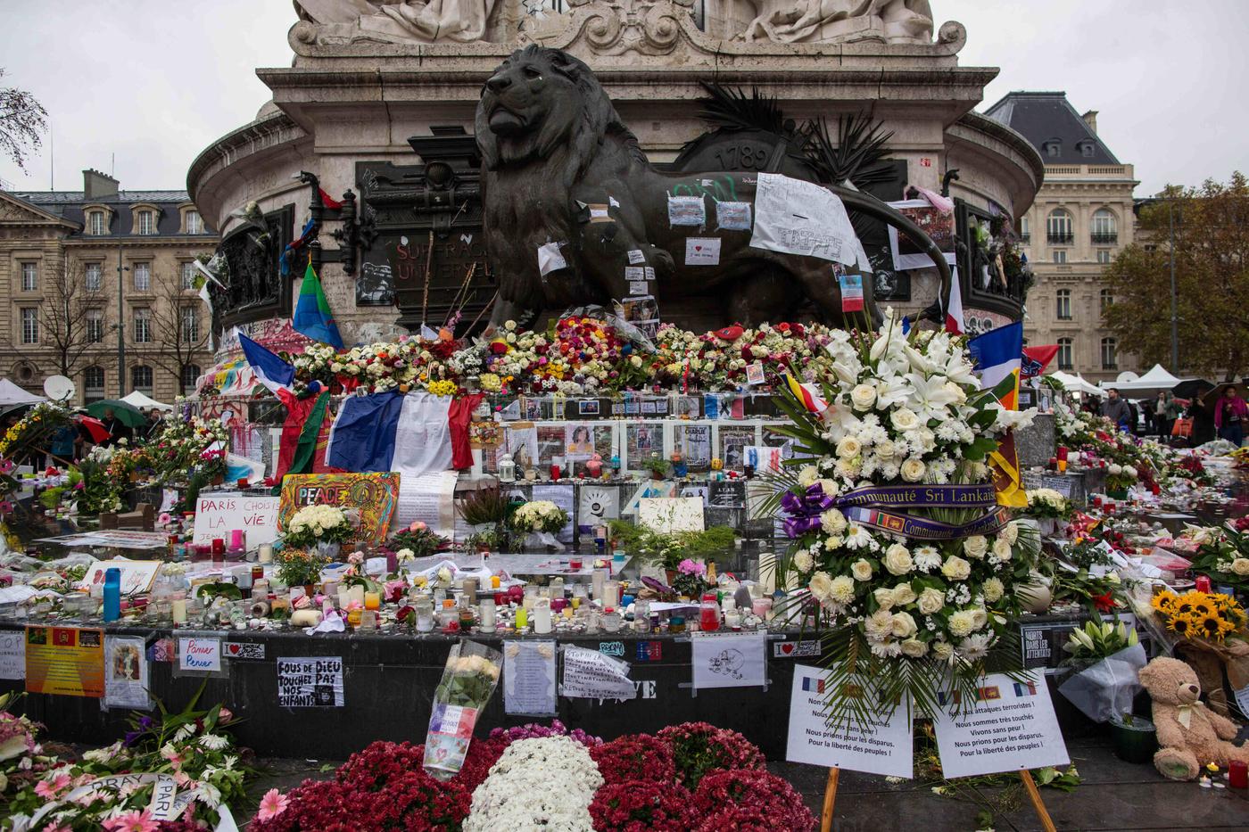 Un hommage spontané aux victimes des attentats du 13 novembre 2015 sur la place de la République à Paris.