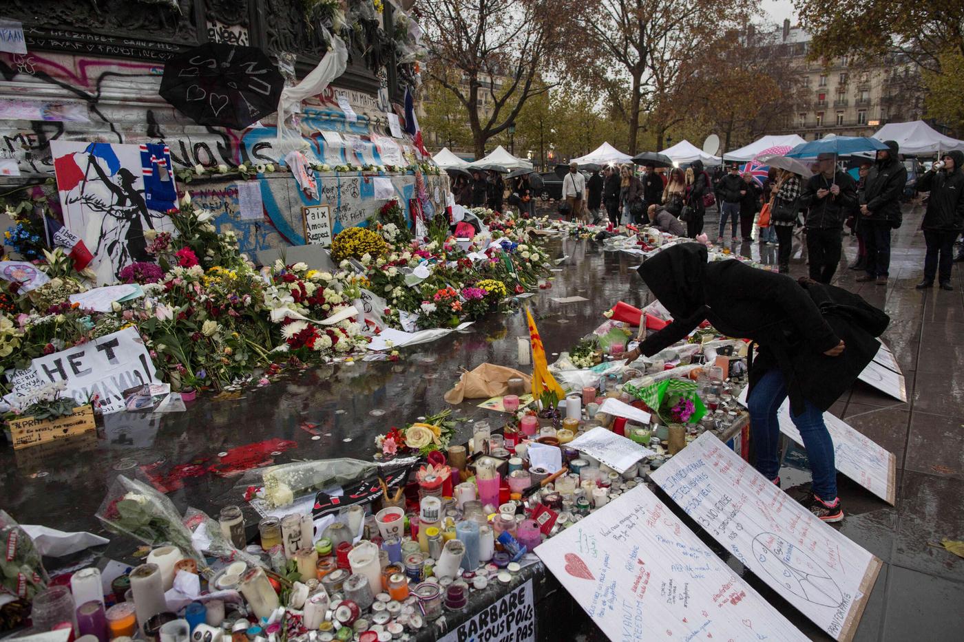 Un hommage spontané aux victimes des attentats du 13 novembre 2015 sur la place de la République à Paris.