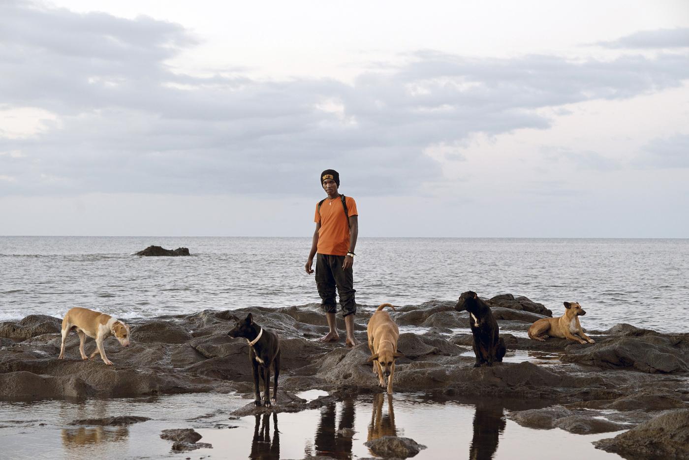 Laura Henno, "Djoubi et sa meute", Mayotte, 2018. Tirages jet d’encre à pigment, 100 x 150 cm.