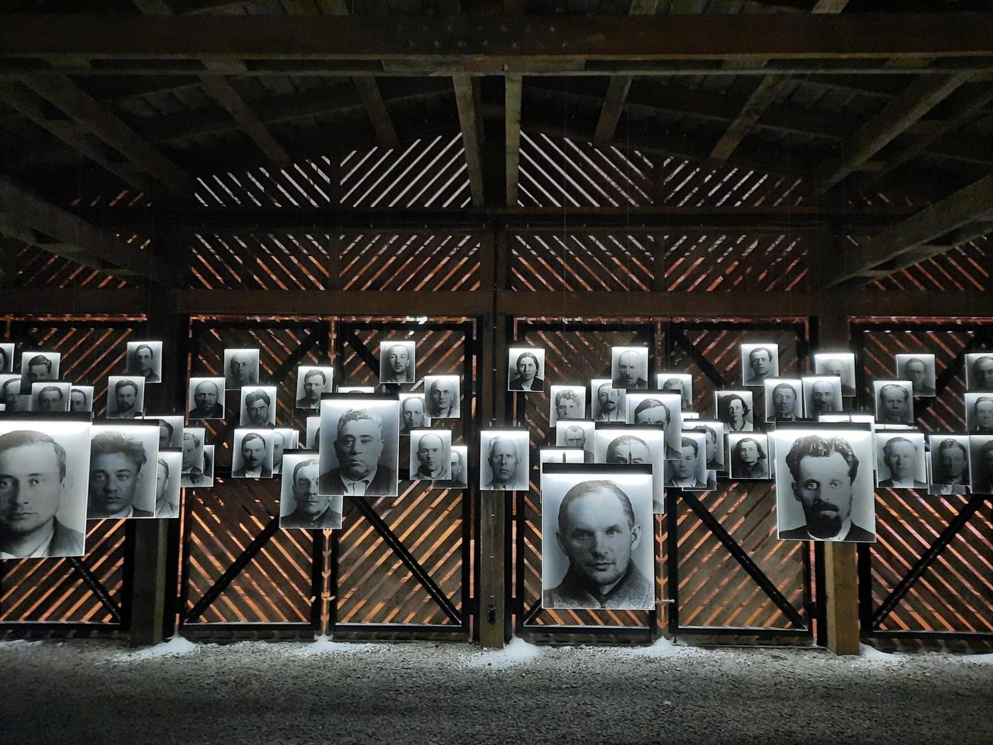 Une exposition consacrée aux victimes de la terreur stalinienne inhumées à Kommounarka au musée national de l’histoire du Goulag à Moscou en 2022.