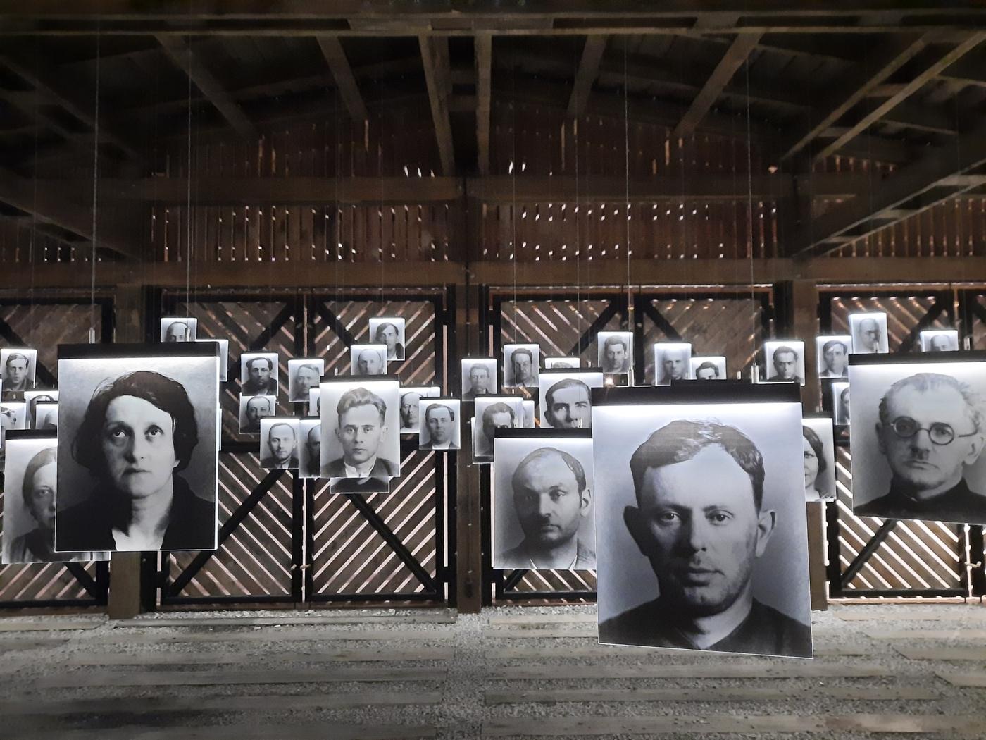 Une exposition consacrée aux victimes de la terreur stalinienne inhumées à Kommounarka au musée national de l’histoire du Goulag à Moscou en 2022.