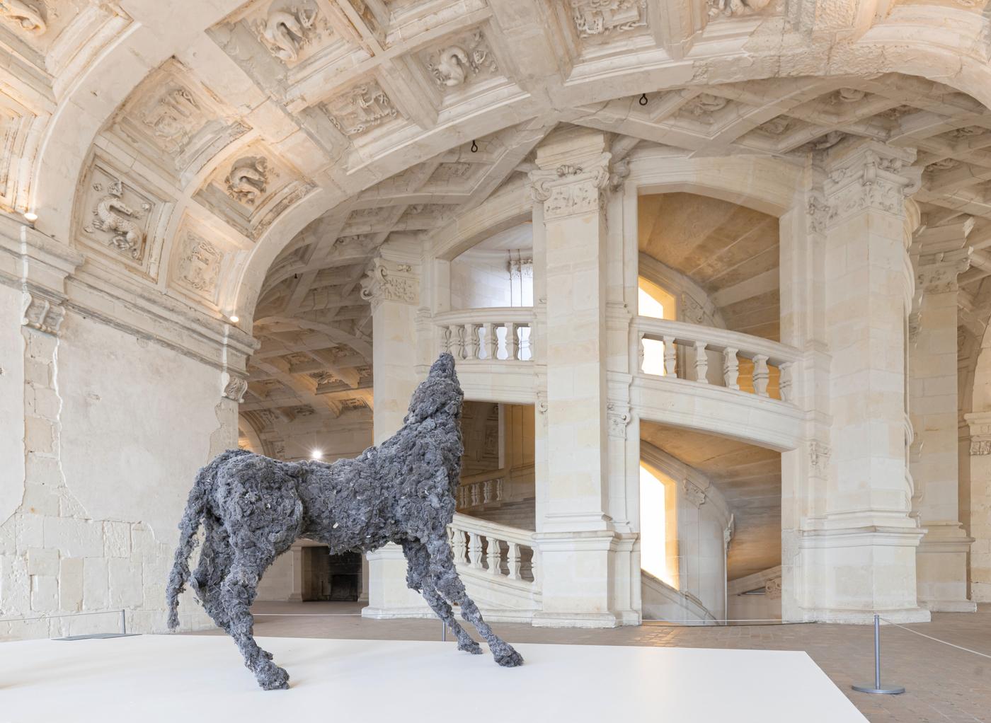 Vue de l’exposition de Lionel Sabatté « Pollens Clandestins » au Château de Chambord en 2023