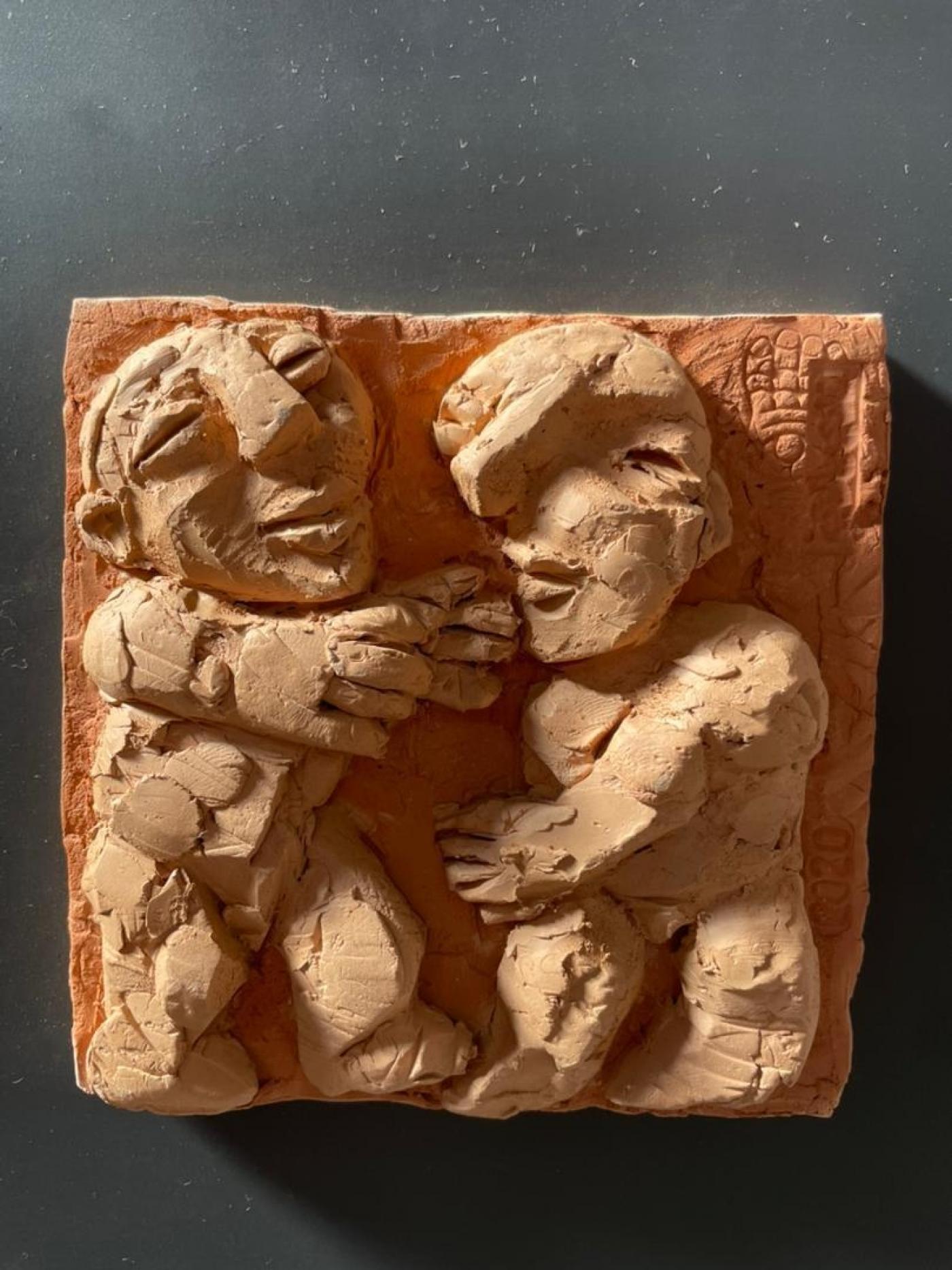 Fadi Yazigi, Sans titre, 2020, relief en argile, 25 x 25 cm.