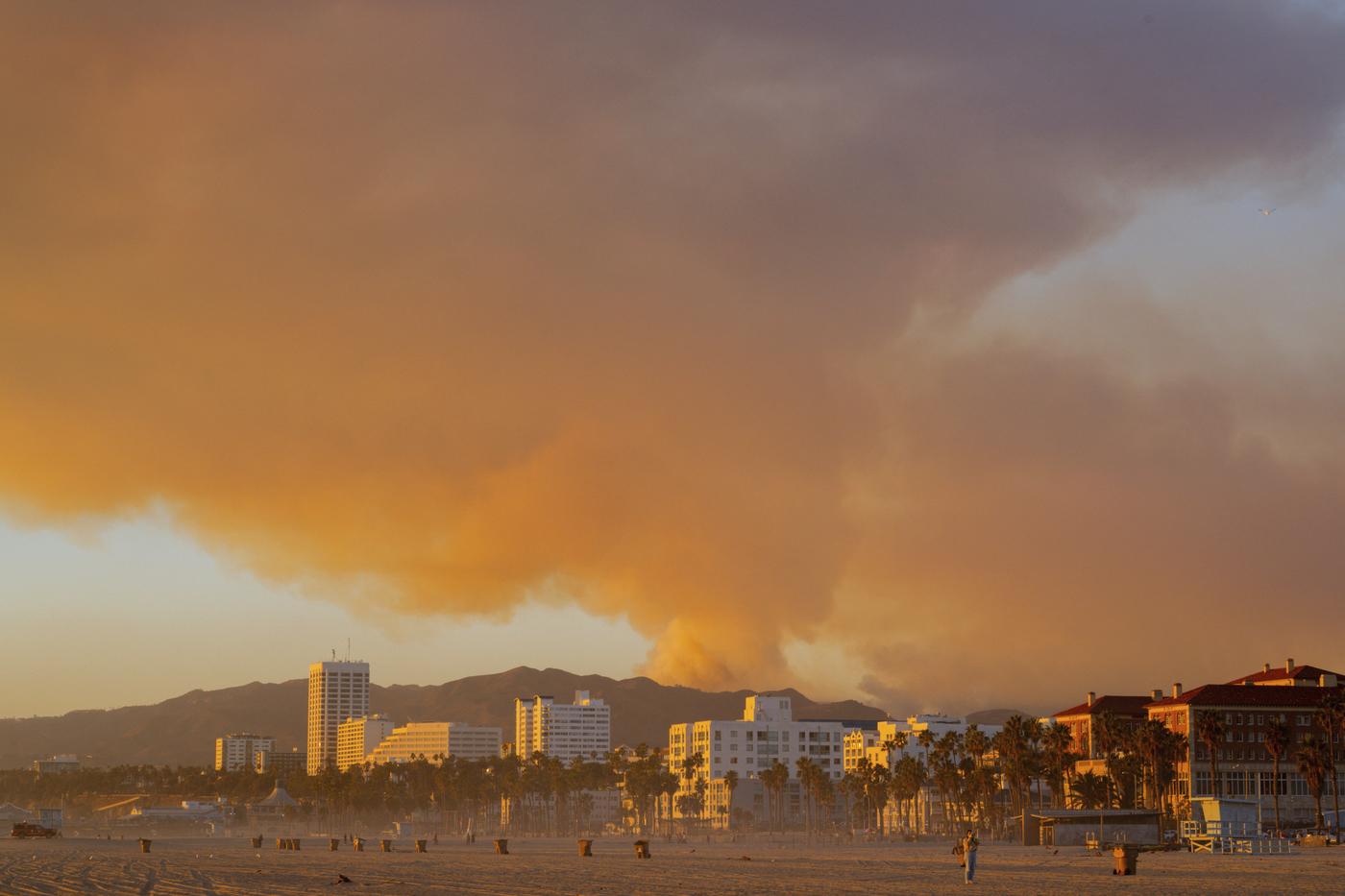 Depuis le début de l&amp;#039;incendie de Los Angeles le 7 janvier 2025, plus de 12 300 structures ont été détruites et quelques 150 000 personnes ont été évacuées.