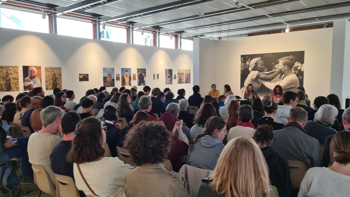 Discussions autour de l’exposition de Seumboy Vrainom :€ « Il manque des images pour s’en rappeler », à la Fondation du doute, à Blois en octobre 2023.