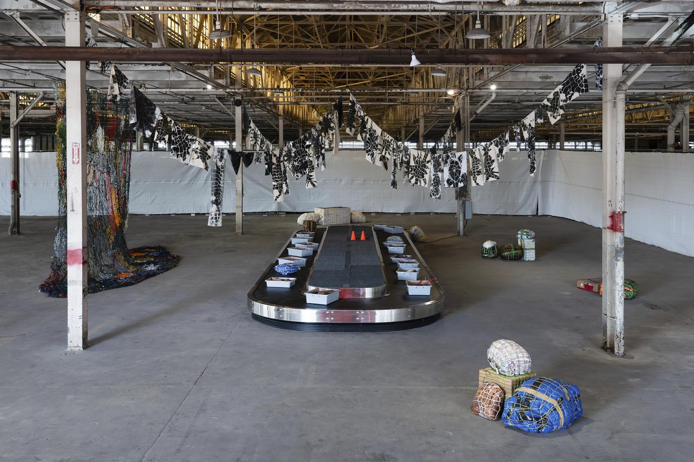 L’installation de Maia Ruth Lee, The Conveyor at the Ford Motor Plant, Prospect.6 à la Nouvelle Orléans en 2024.