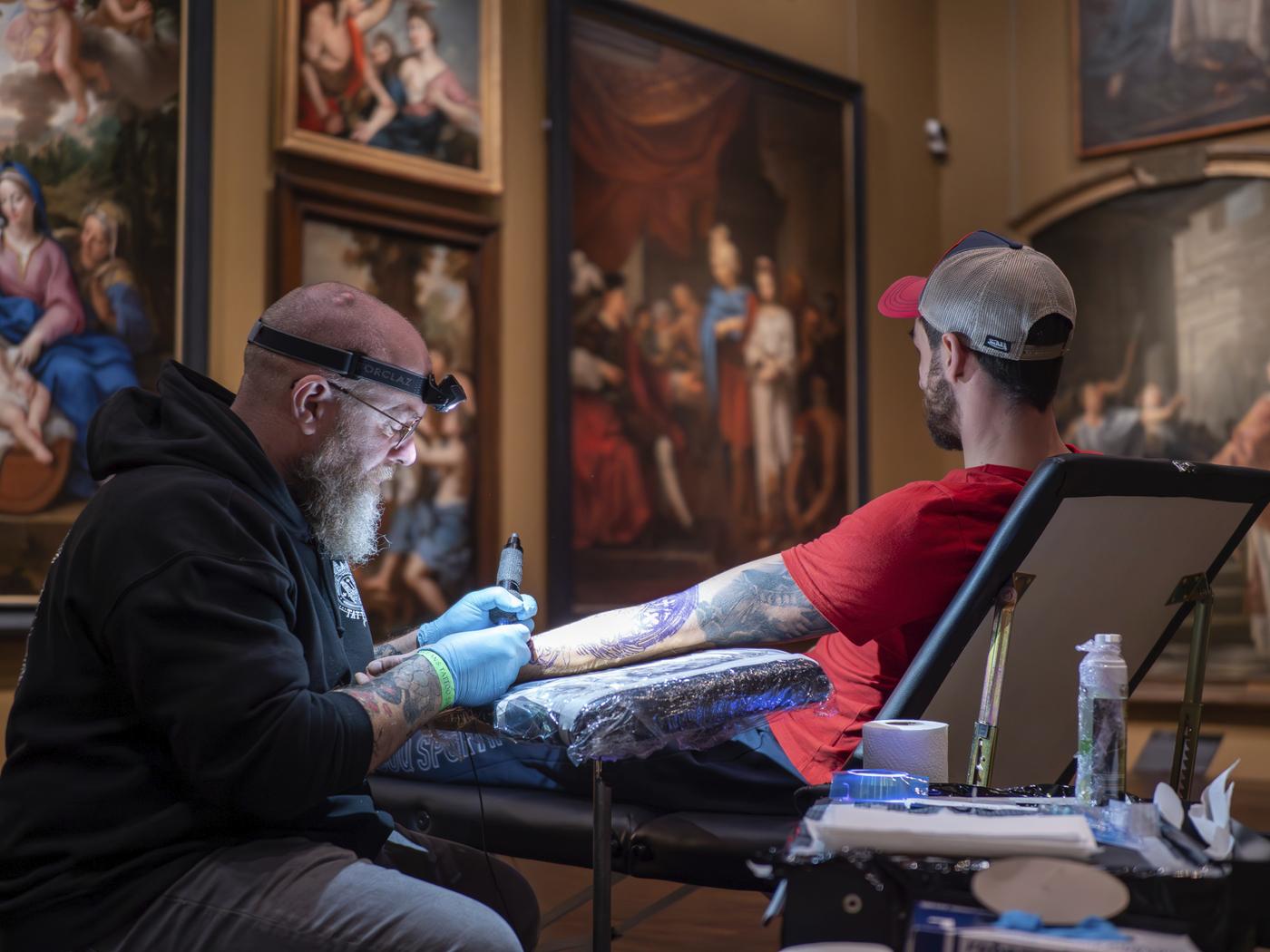 Au musée, tatoueurs et tatoueuses font venir de nouveaux publics