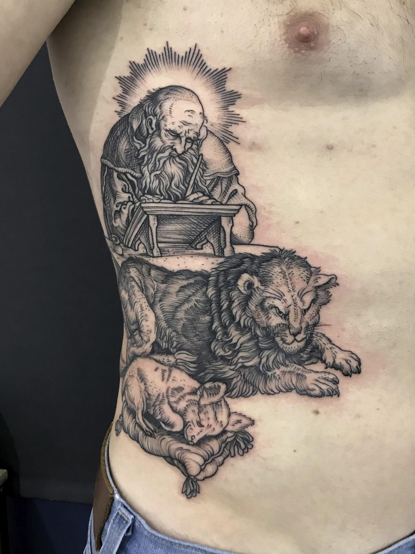 Un tatouage inspiré d’une œuvre d’Albrecht Dürer représentant Saint Jérôme réalisé par Maud Dardeau lors de l’exposition « Dürer under your skin: Tattoo Art » à la maison-musée d&amp;#039;Albrecht Dürer à Nuremberg en 2024.