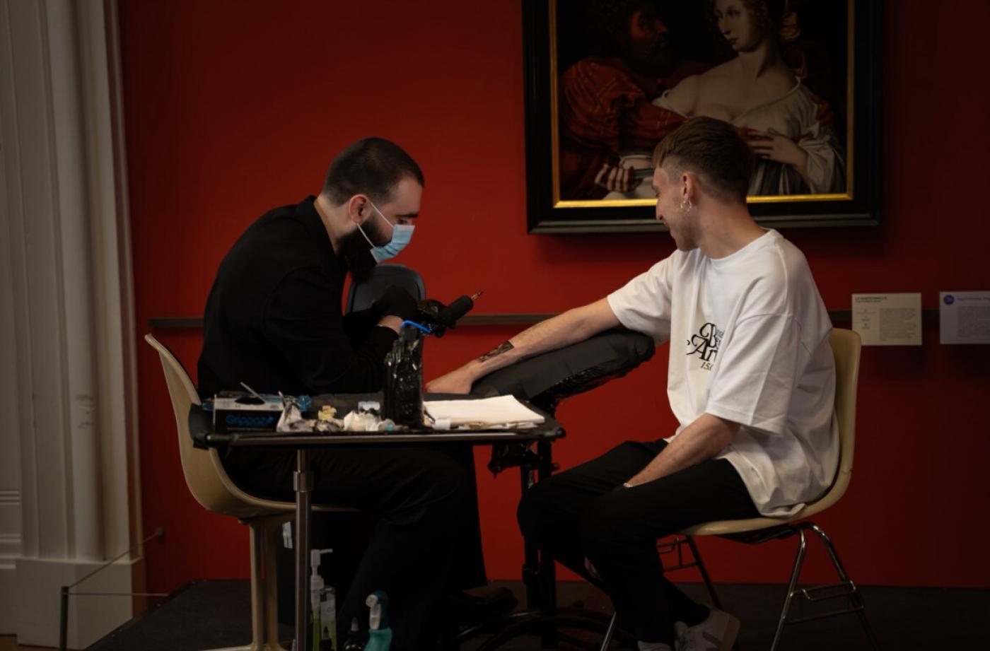 Altice Descamps réalisant un tatouage inspiré de Tarquin et Lucrèce (tableau de l&amp;#039;entourage de Jan Massys) au Palais des Beaux-Arts de Lille en juin 2024.