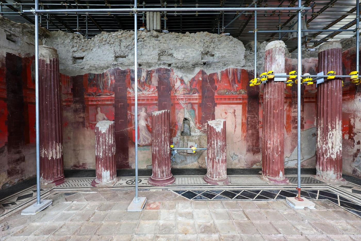 La fresque monumentale découverte dans une salle de banquet de la « maison de Thiasos » datant de 40-30 av. J.-C à Pompéi.