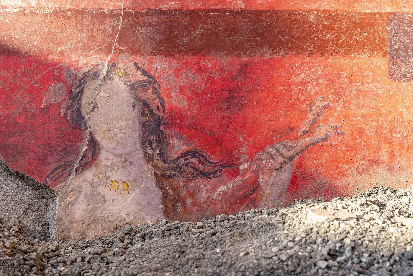 La fresque monumentale découverte dans une salle de banquet de la « maison de Thiasos » datant de 40-30 av. J.-C à Pompéi.