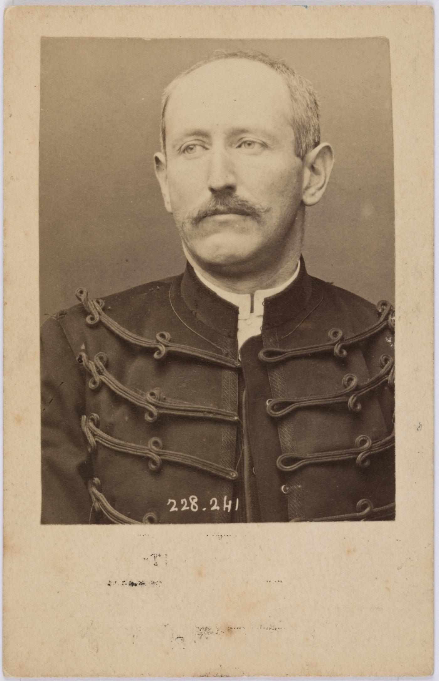 Alphonse Bertillon, Portait d&amp;#039;Alfred Dreyfus pris après sa dégradationParis, 5 janvier 1895, tirage photographique, 9,9 x 7 cm.