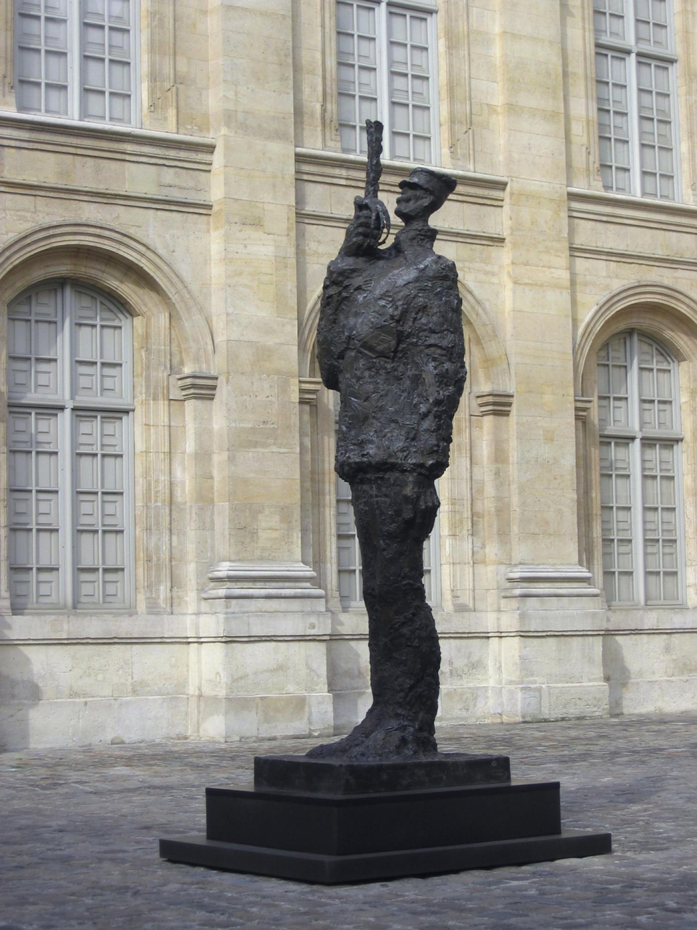 Tim, Hommage au capitaine Dreyfus, Paris, 2003, surmoulage en résine, 395 x 92 x 116 cm.