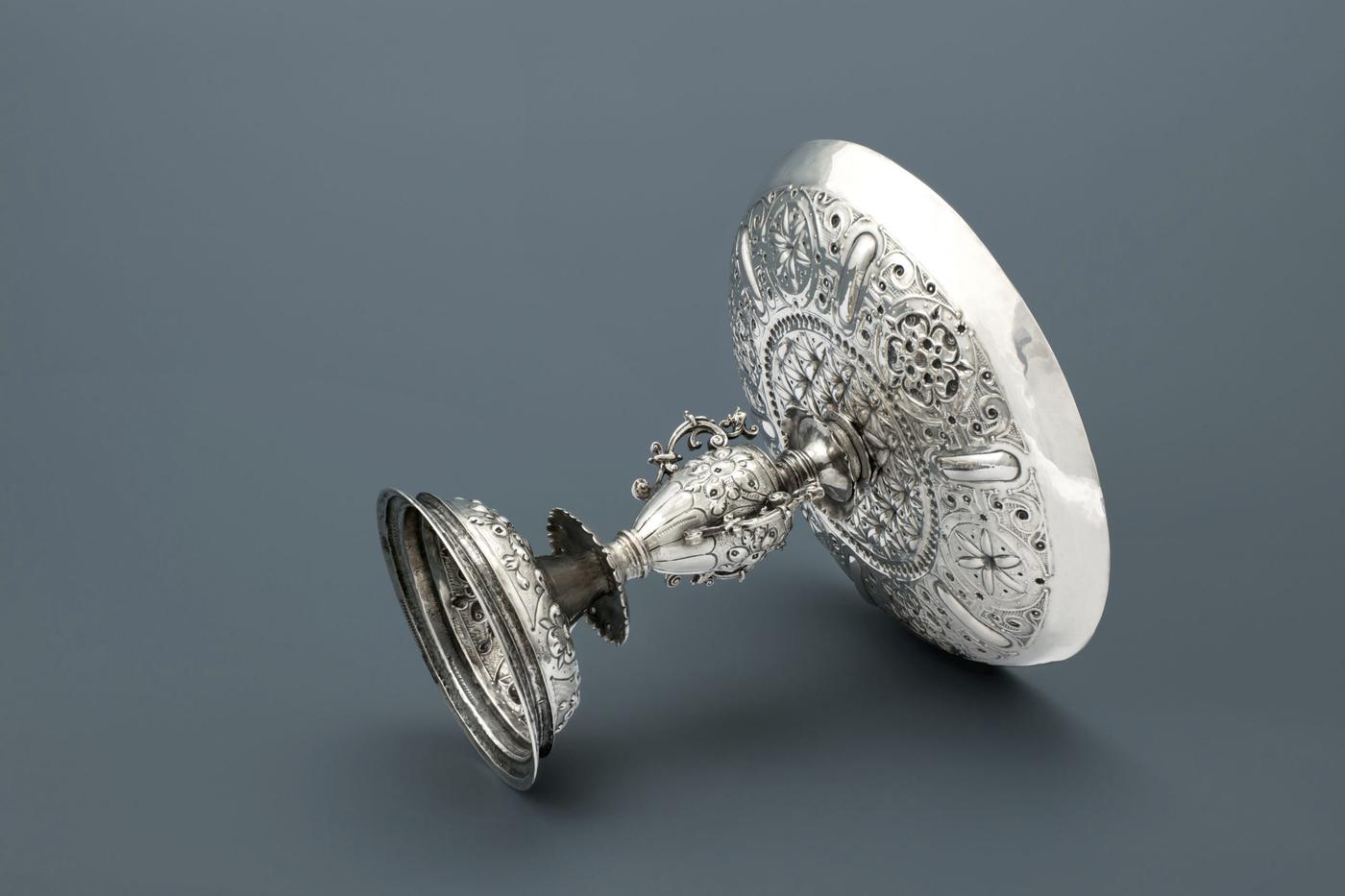 Une tazza en argent présentée sur le stand de la galerie Endlich Antiquairs à la TEFAF Maastricht en 2024 qui a été rapprochée d’un tableau de Willem Claesz. Heda.