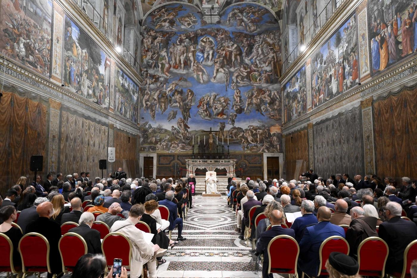 Le Pape François lors de la rencontre organisée à l'occasion du 50e anniversaire de l'inauguration de la collection d'art moderne et contemporain dans les musées du Vatican le 23 avril 2023.
