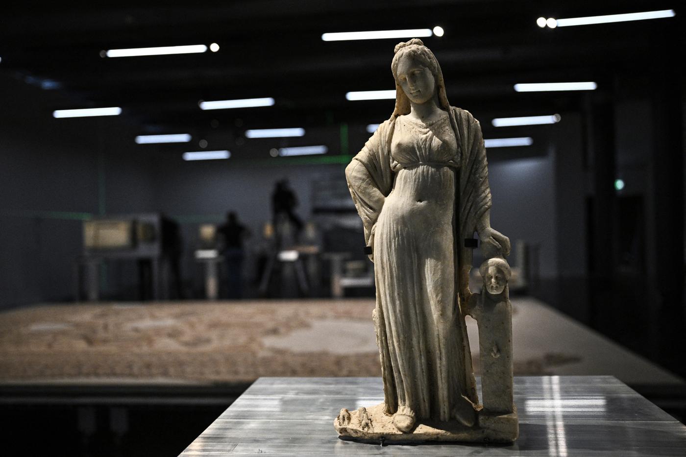 Une statue présentée à l’Institut du Monde Arabe lors de l’exposition « Trésors sauvés de Gaza - 5000 ans d'histoire » à Paris jusqu’au 2 novembre.