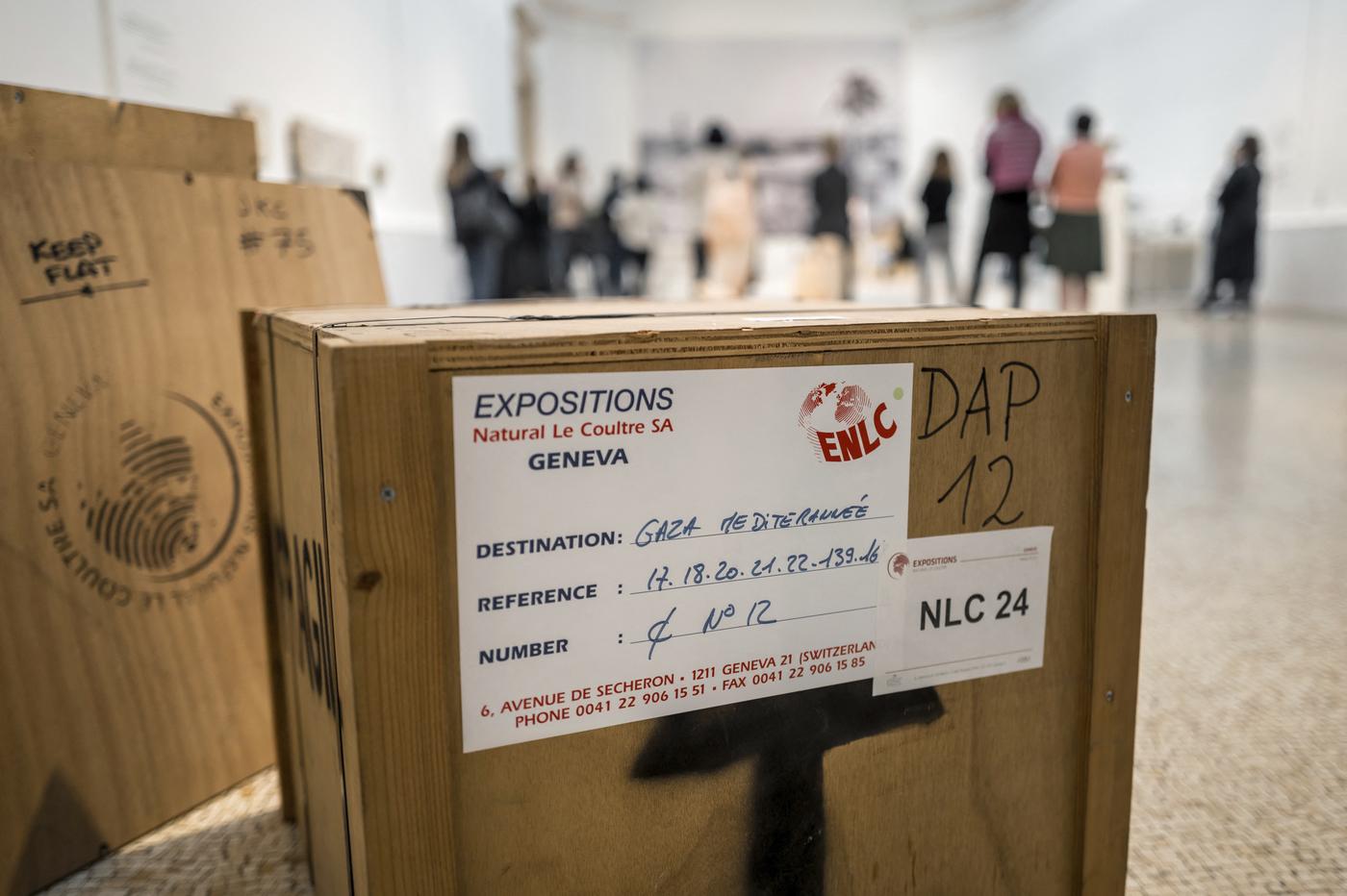 Une boite contenant des artefacts originaires de la bande de Gaza - habituellement conservés dans un port franc à Genève depuis 2007 - à l’occasion de l’installation de l’exposition « Patrimoine en péril » au musée d’Art et d’Histoire de Genève en 2024.