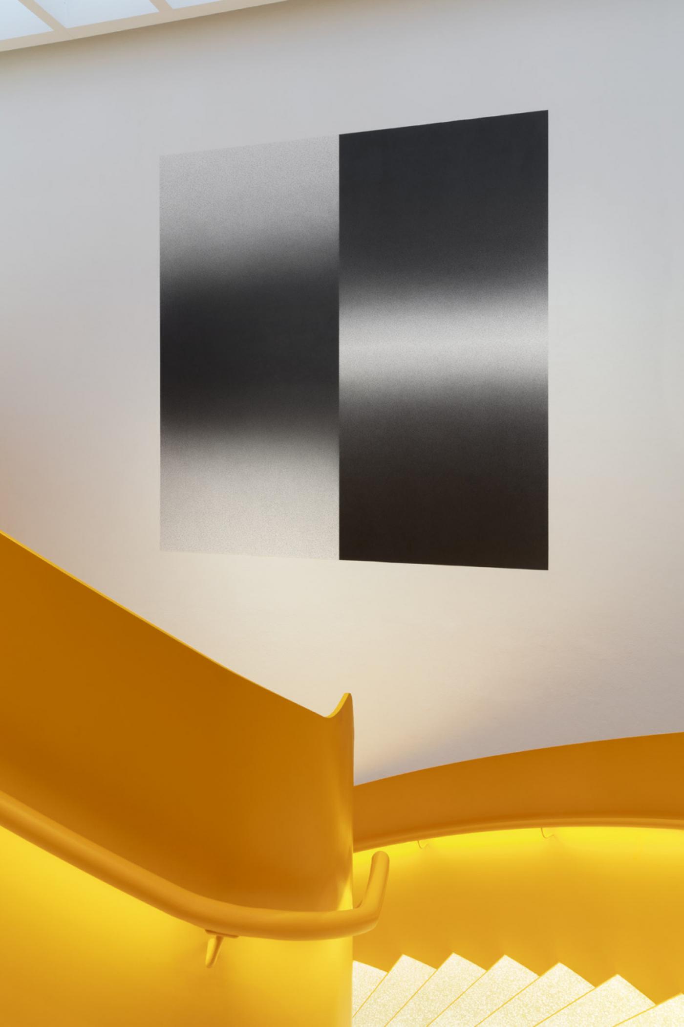 Une oeuvre de Sol Lewitt dans l'escalier en acier mandarine, signé Erik Langdalen.« Postcards from the Future », PoMo, Musée d’art moderne et contemporain de Trondheim (Norvège).