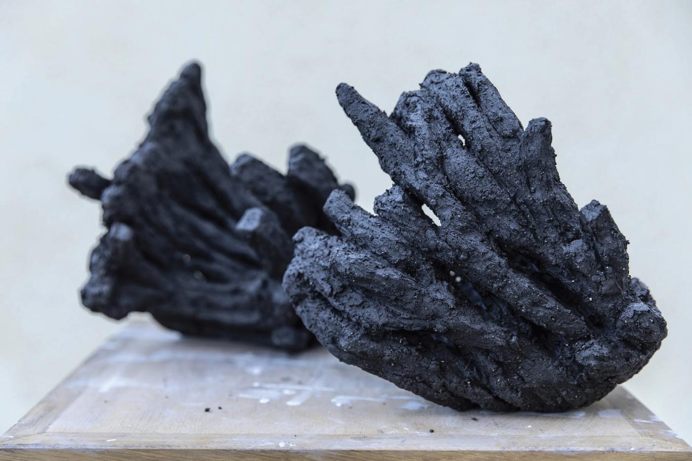 Thomas Levy, "Abyssal black", 2025, grès chamotté noir, 30 x 25 x 26 cm chacune.