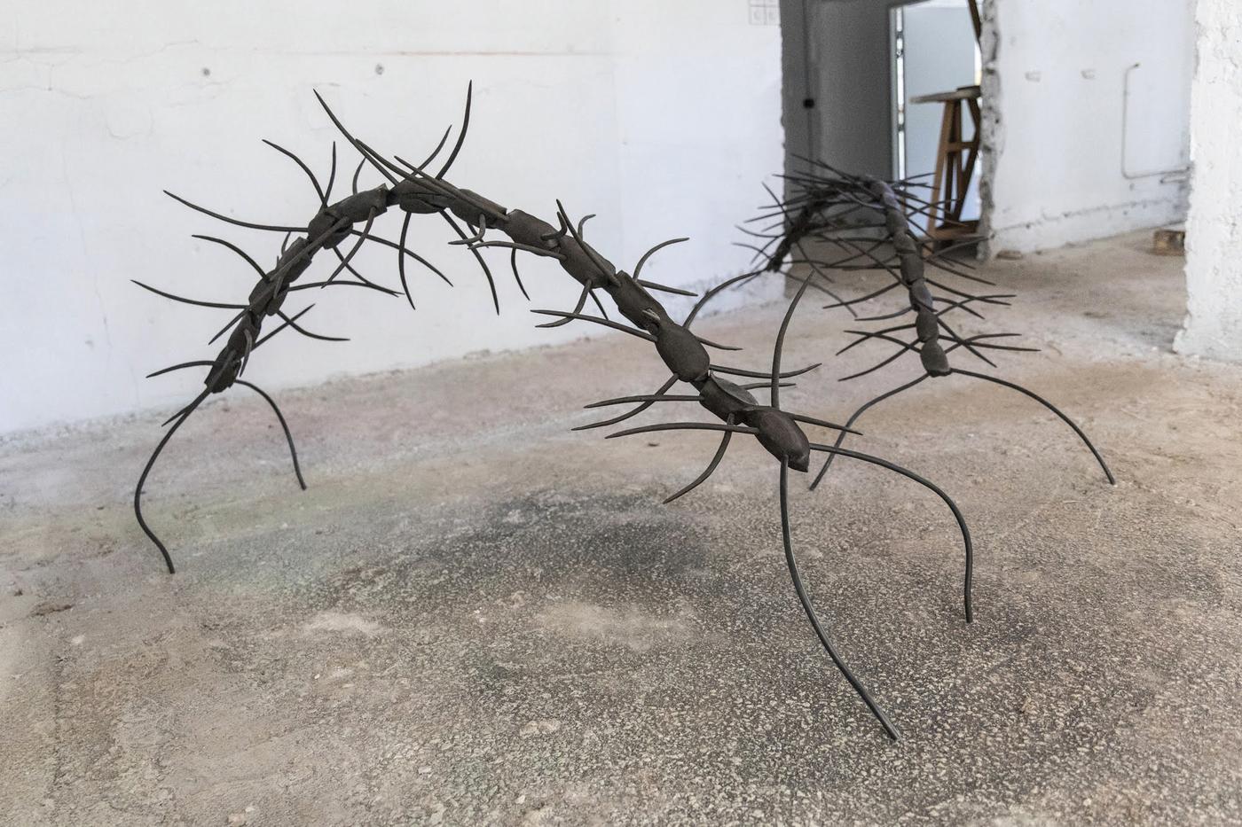 Diogo Da Cruz, "chaetocero I&II (proletariat of the sea)", 2025, céramique et acier, 160 x 60 x 90 cm et 240 x 70 x 75 cm.