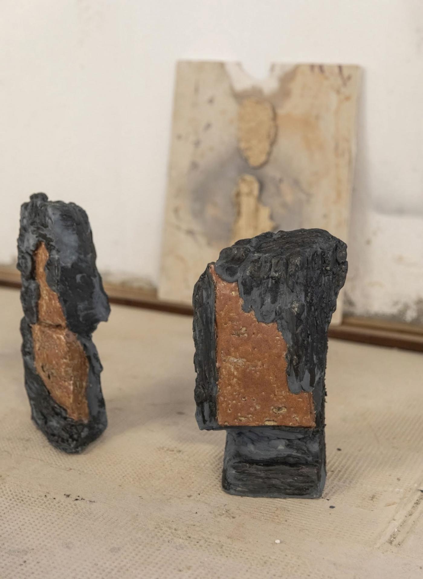 Sophie Bouchet, "Hommes rochers 1/11", 2025, grès blanc, engobes et émail.