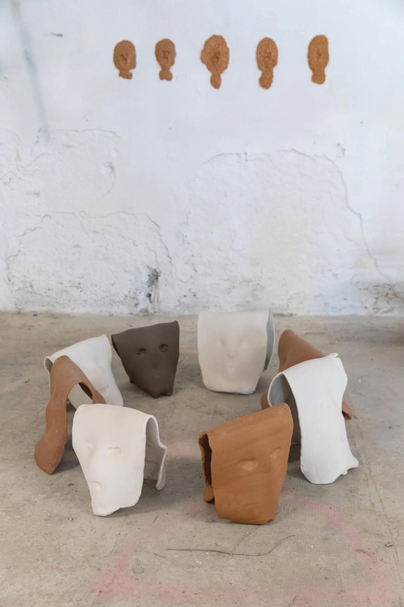 Luke James, "Family (sisters)", 2025, céramique, dimensions variables.