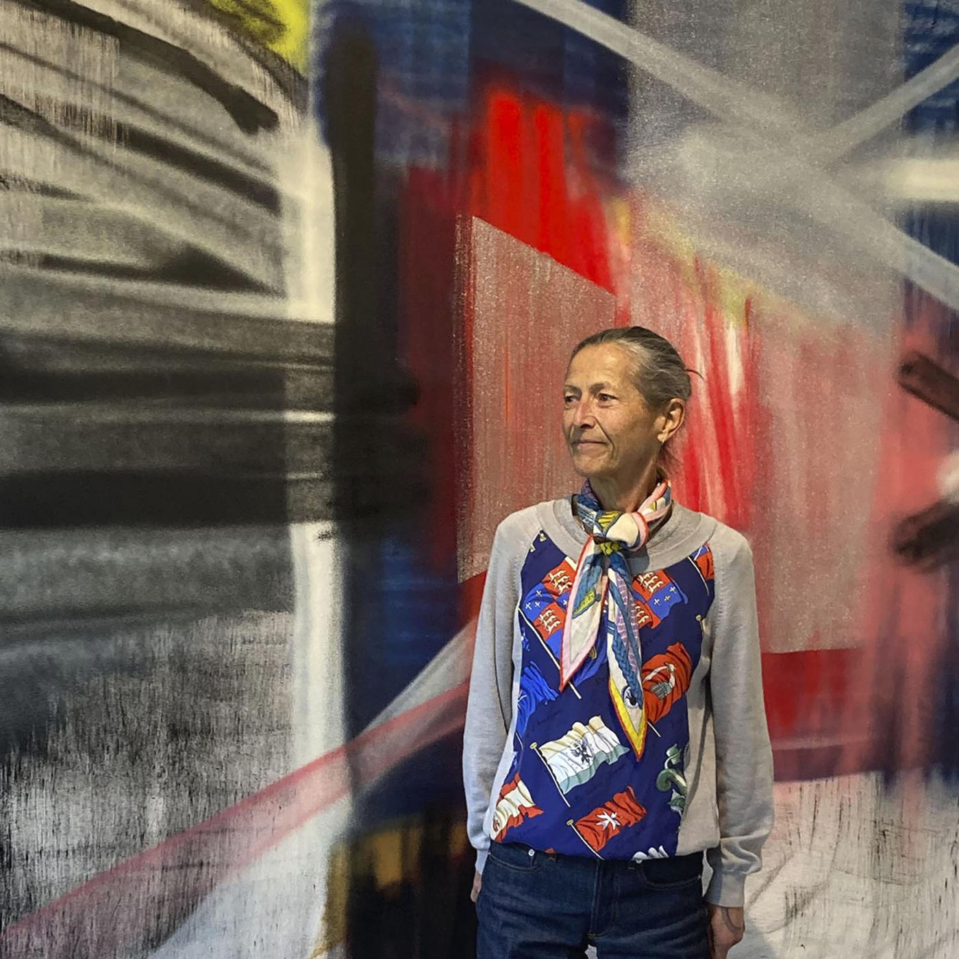 Anne Pesce devant "NY #4" 2014, huile sur toile, 200 x 200 cm.