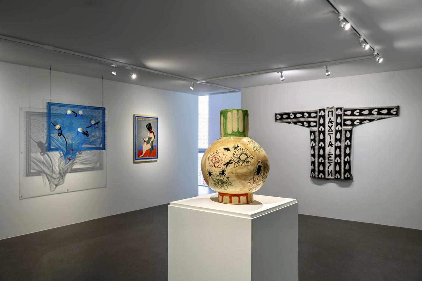 L’exposition « L’esprit du geste » à l’Institut des Cultures d’Islam en 2025 avec les œuvres de Rada Akbar, Infinite Power n°4, 5, 6, 2024, de Dilyara Kaipova, Paxta, 2022 et de Nadira Husain, Butt, 2020.