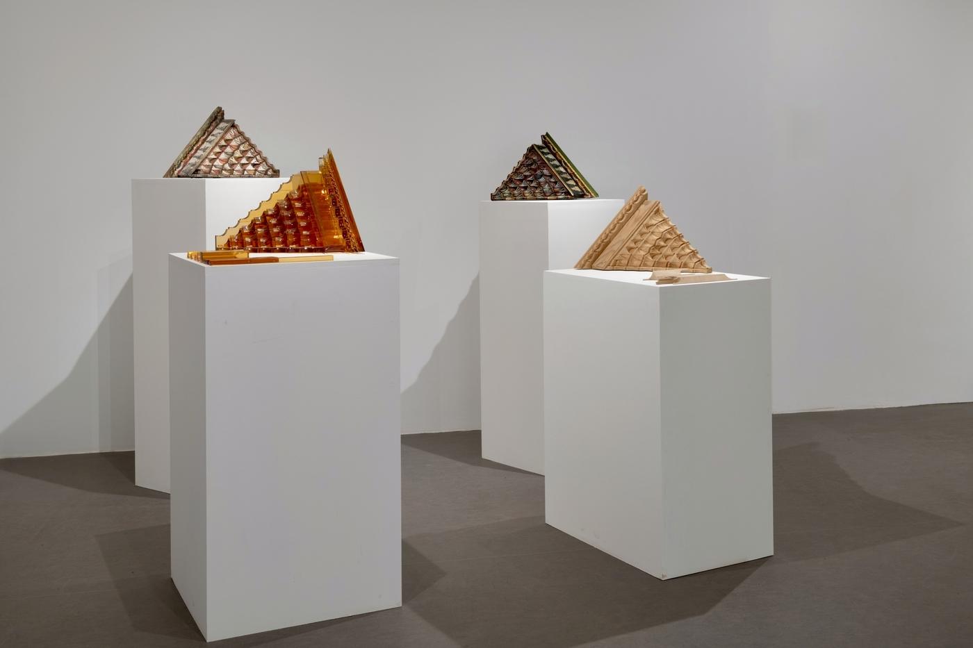 L’exposition « L’esprit du geste » à l’Institut des Cultures d’Islam en 2025 avec l’œuvre de M’Barek Bouhchichi, Muqarnas, 2021.
