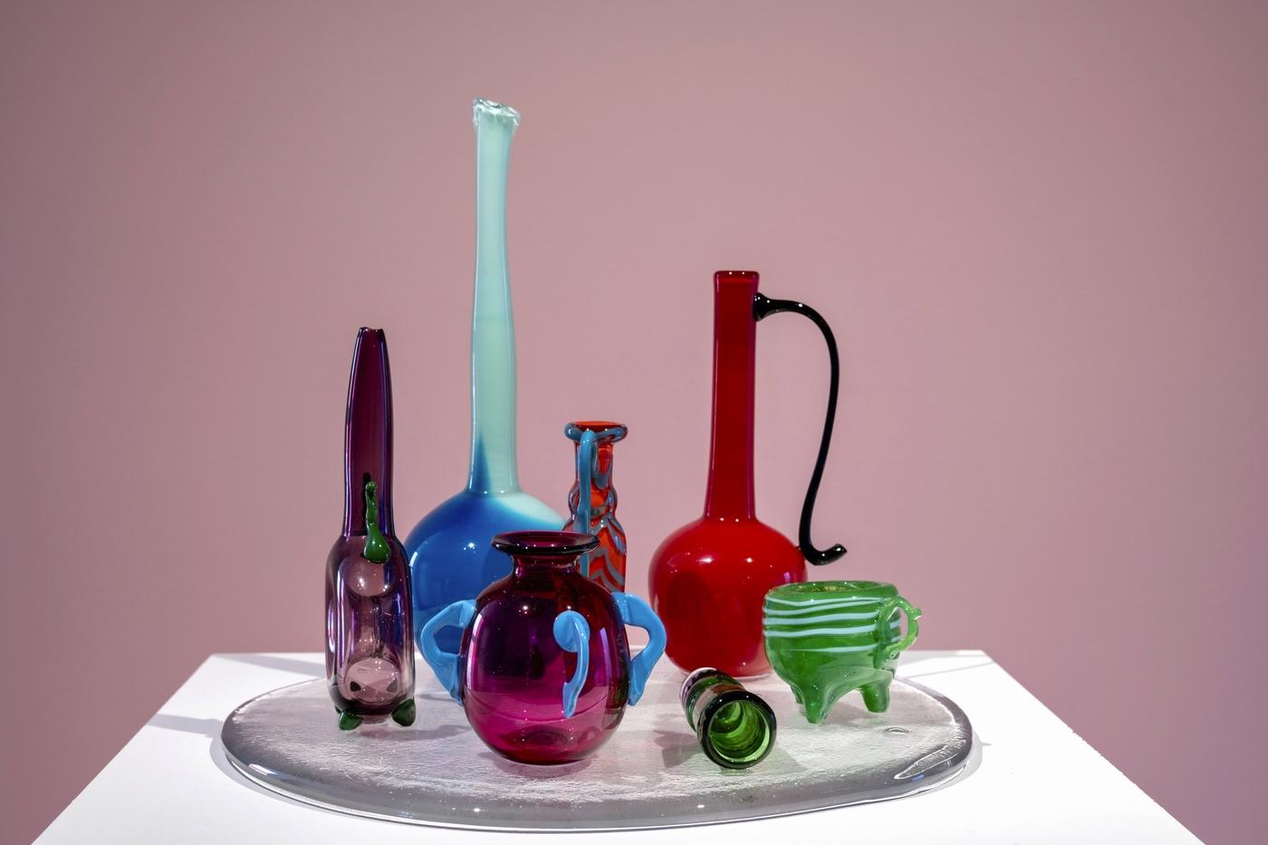 L’exposition « L’esprit du geste » à l’Institut des Cultures d’Islam en 2025 avec l’œuvre de Sara Ouhaddou, Siniya d’El Aaroussa 2 (Le plateau de la fiancée 2), 2024.