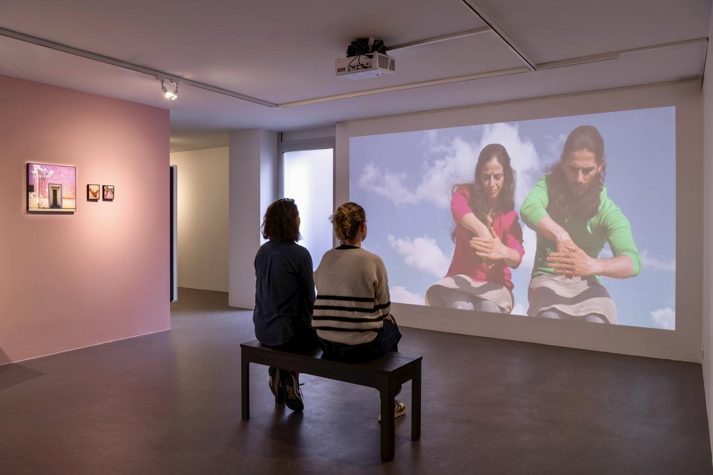 Vue de l’exposition « L’esprit du geste » à l’Institut des Cultures d’Islam en 2025 avec les œuvres de Selma et Sofiane Ouissi, Laaroussa, 2013 et de Sara Ouhaddou, Composition graphique(série) : Ain Kerma, 2018–2023 et Photos personnelles (série) : Fadma #1, 2017–2023, Fadma #2, 2014–2023.