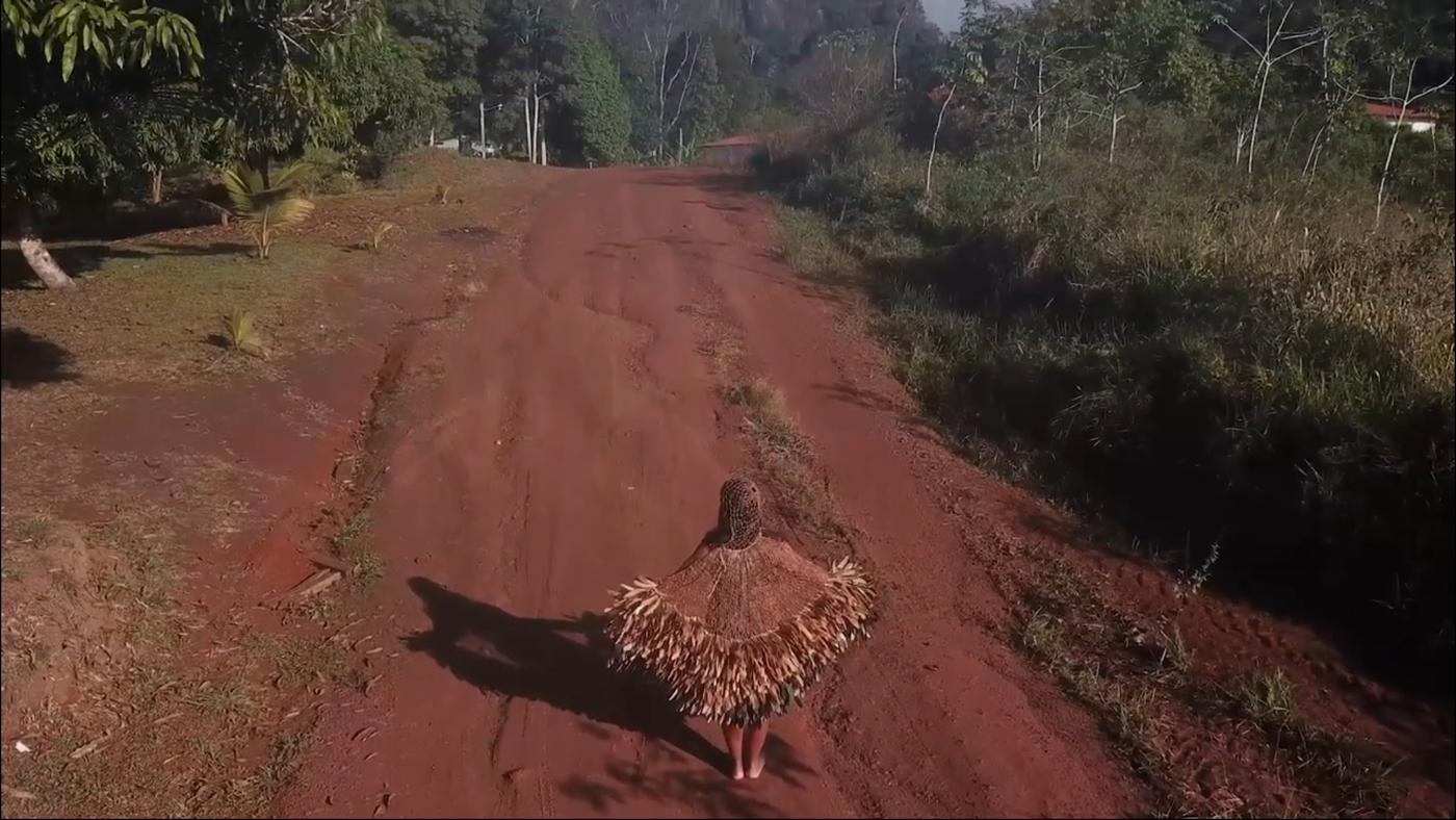 Image tirée du film de Glicéria Tupinambá et Alexandre Mortagua Quando o Manto fala e o que o Manto diz (Quand la cape parle et ce que dit la cape), 2023.