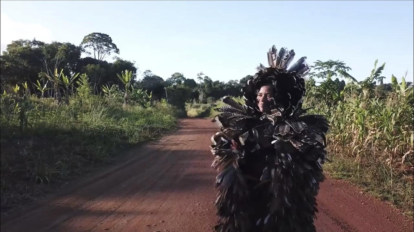 Image tirée du film de Glicéria Tupinambá et Alexandre Mortagua Quando o Manto fala e o que o Manto diz (Quand la cape parle et ce que dit la cape), 2023.