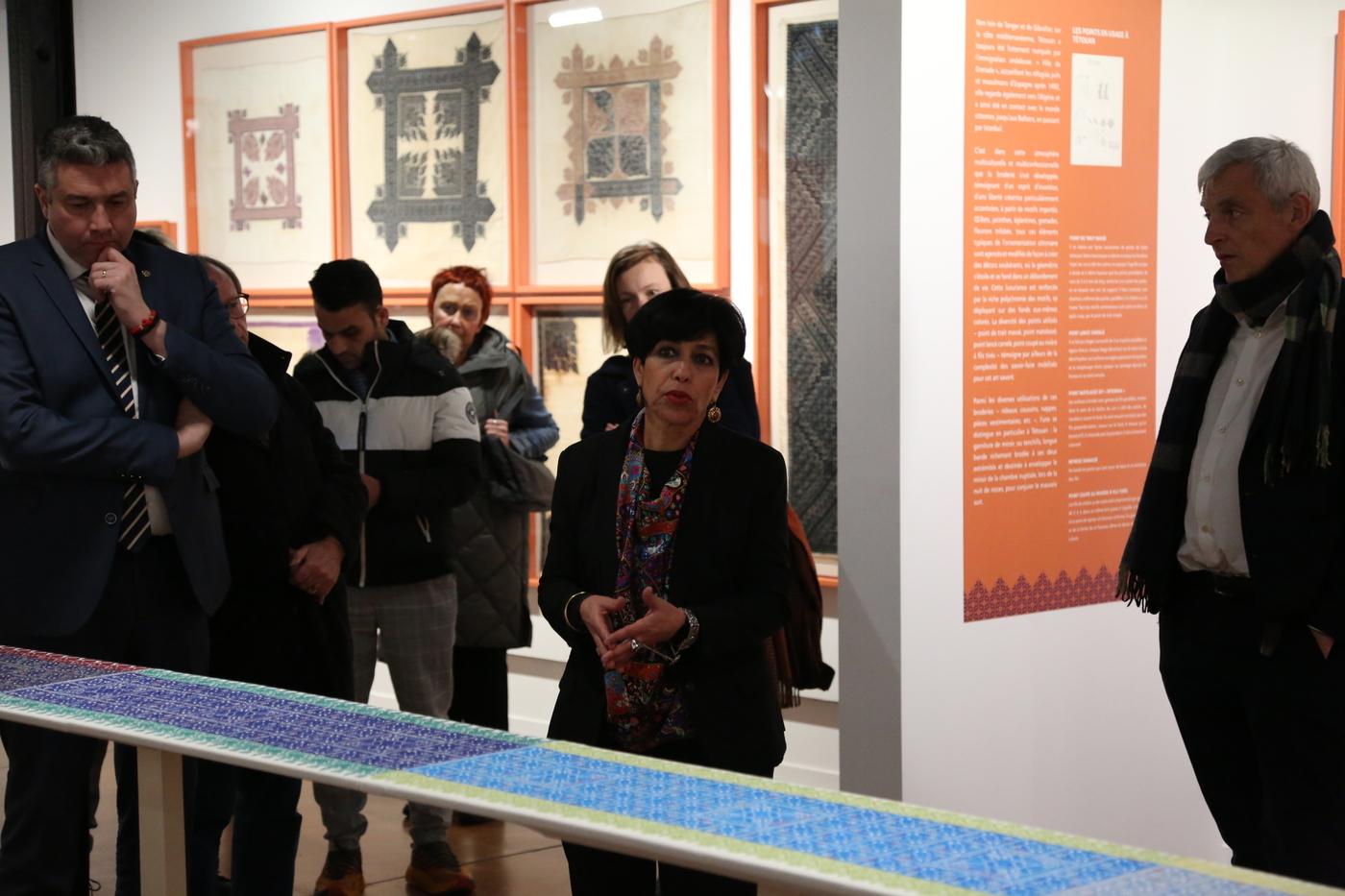 Fatima Levêque lors du vernissage de l’exposition « Tarz. Broder au Maroc, hier et aujourd’hui » à l’IMA-Tourcoing en 2023 avec les collections du musée d’Angoulême.